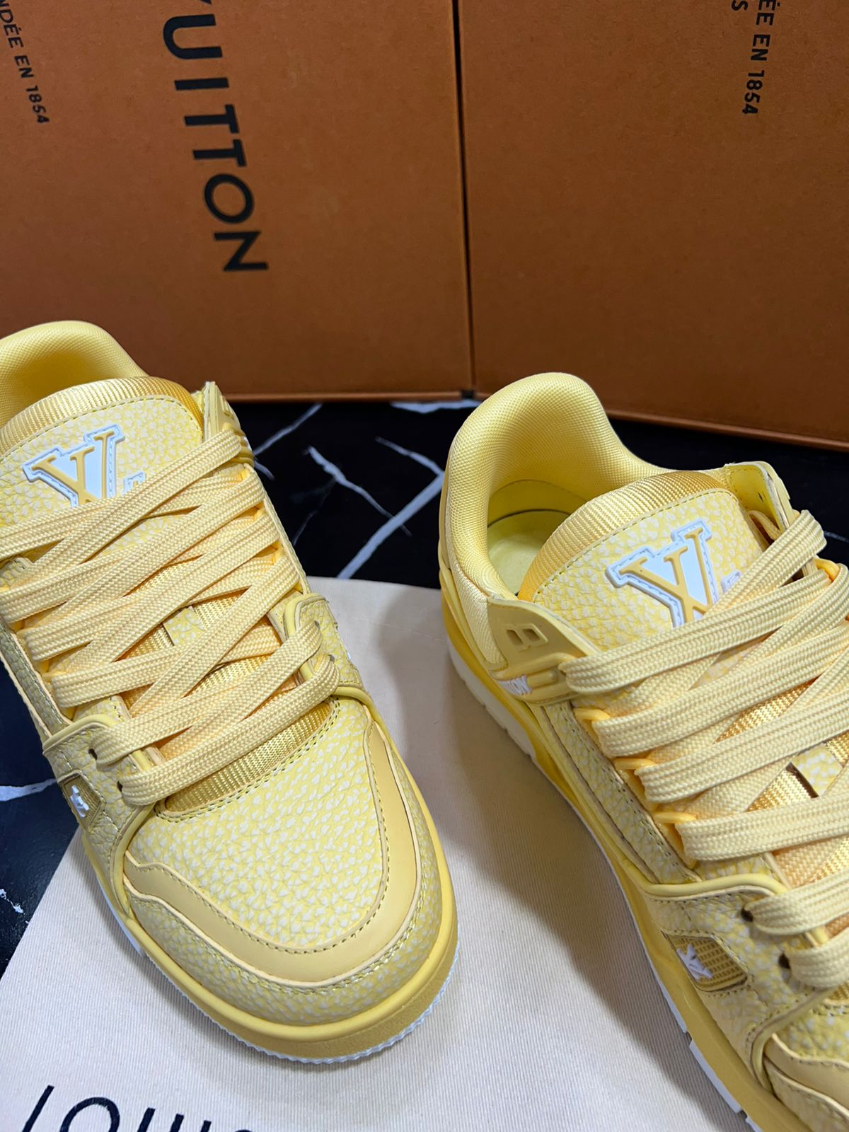 Louis Vuitton Tenis Amarillos