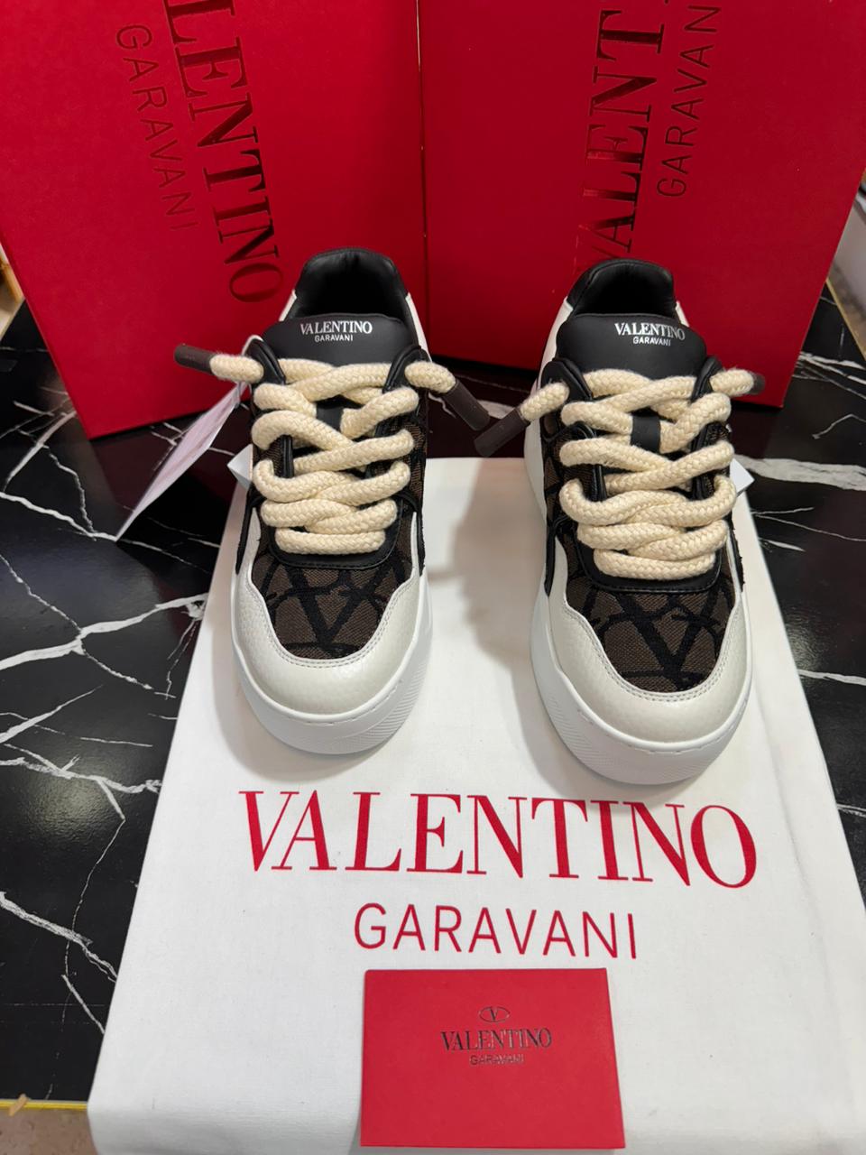 Valentino zapatos blancos con negros y café