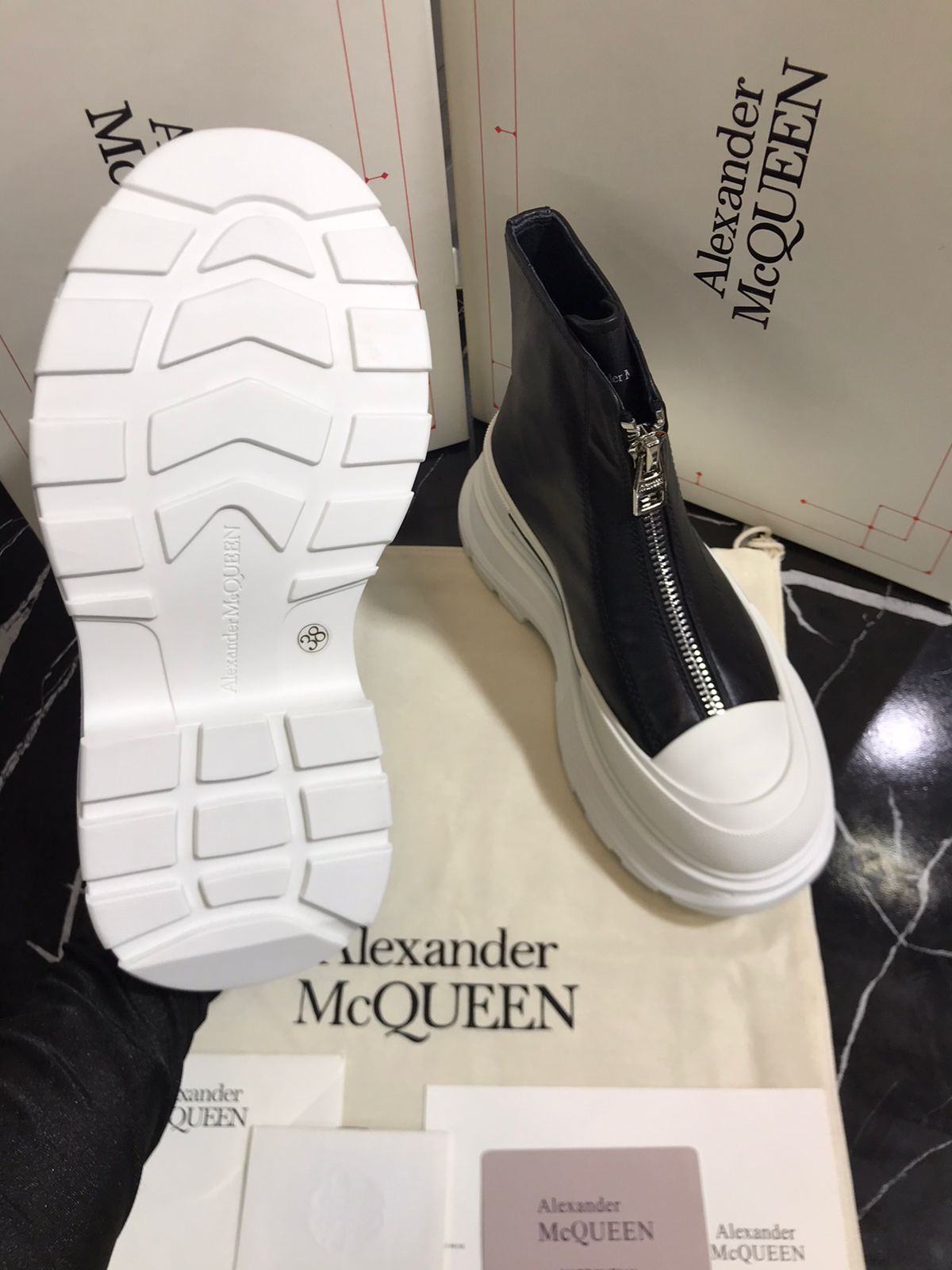 Alexander Mc Queen botin blanco con negro