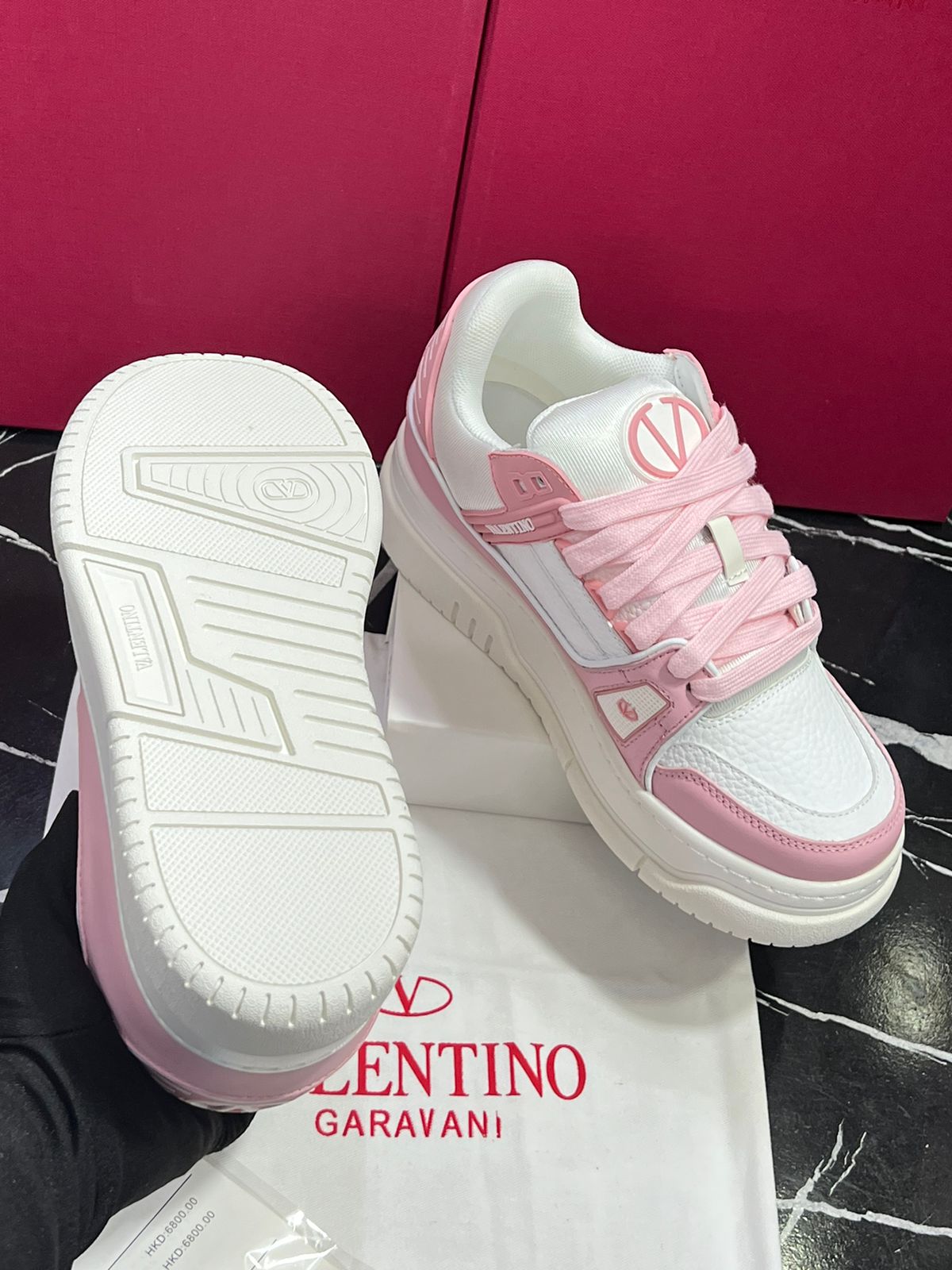 Valentino Tenis blanco con rosa