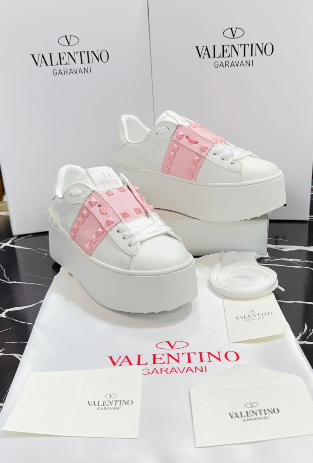 Valentino zapatos blacos con rosa