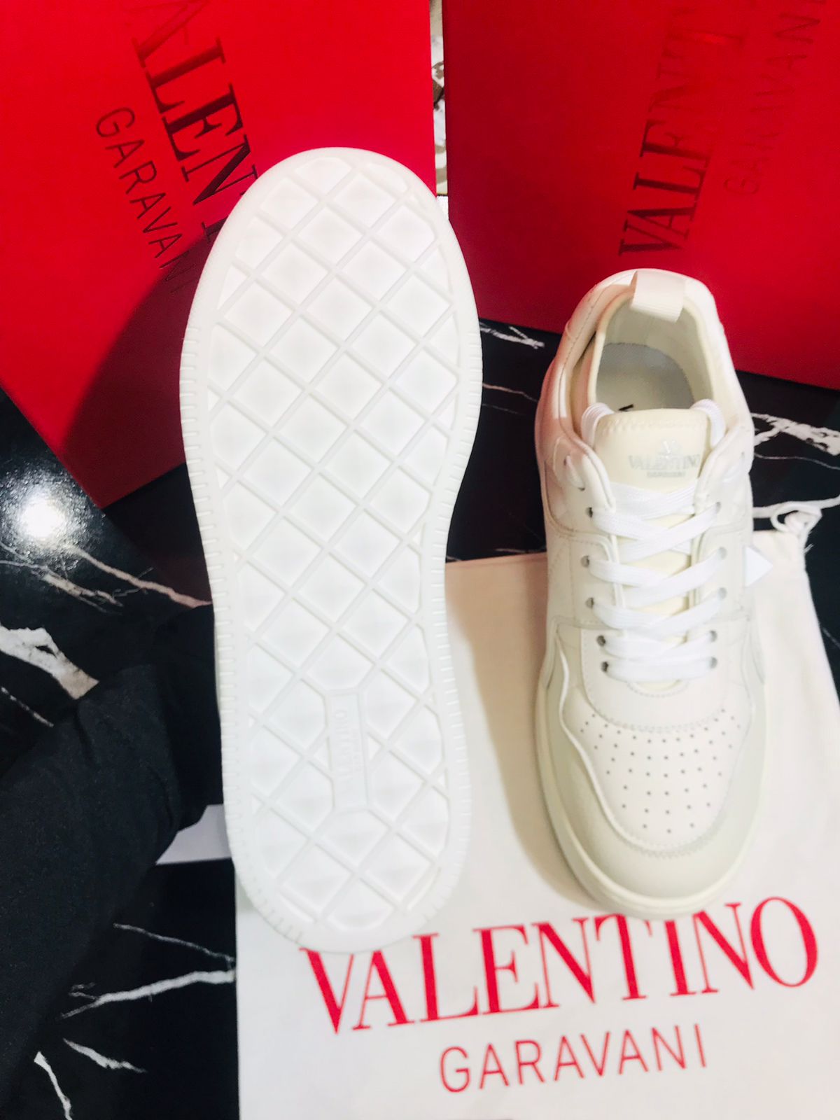 Valentino color blanco Caballero