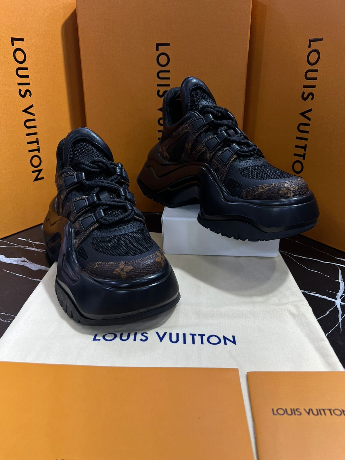 Louis Vuitton Tenis Negros