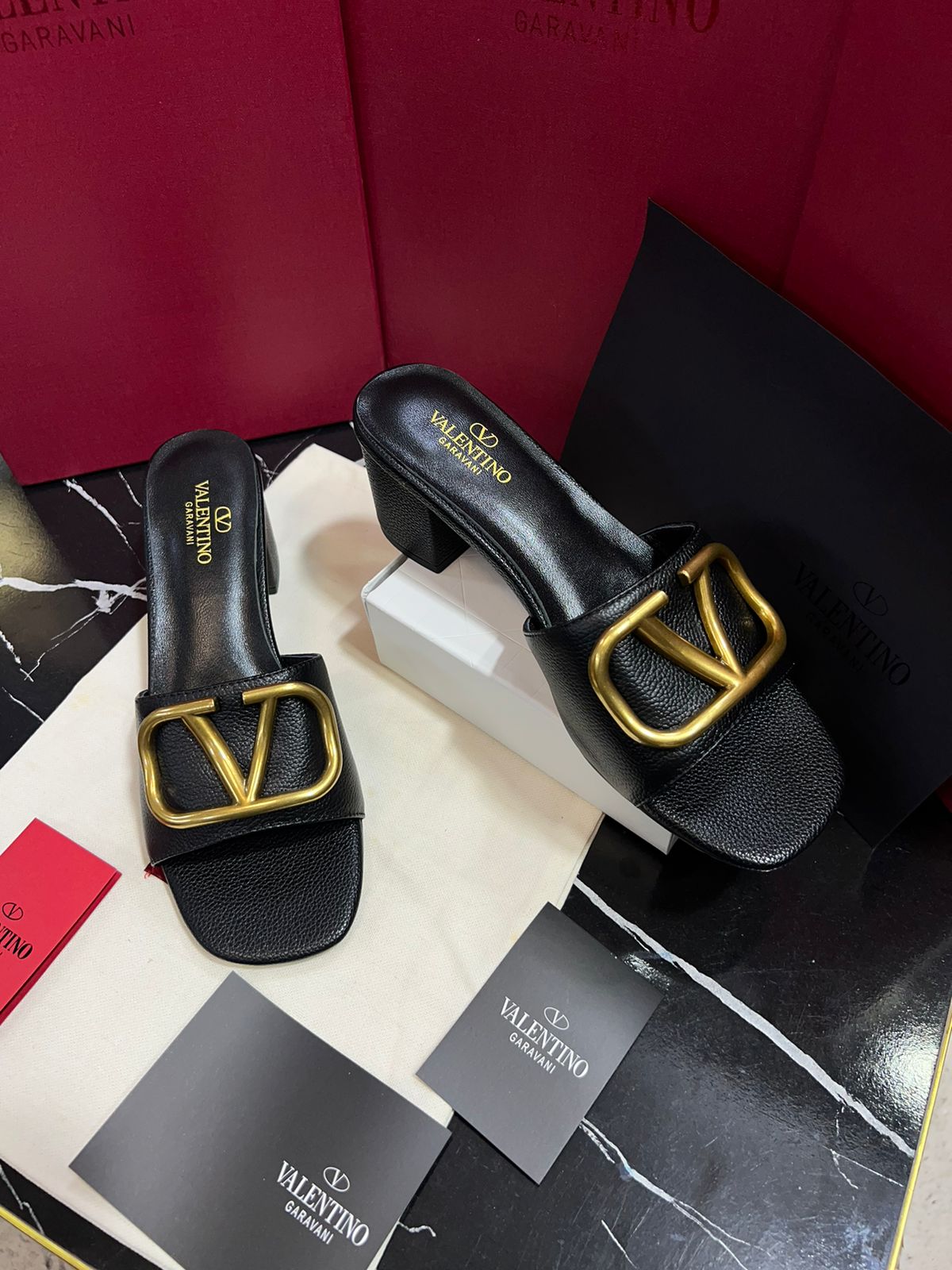 Valentino Sandalia tacon bajo color negro con dorado