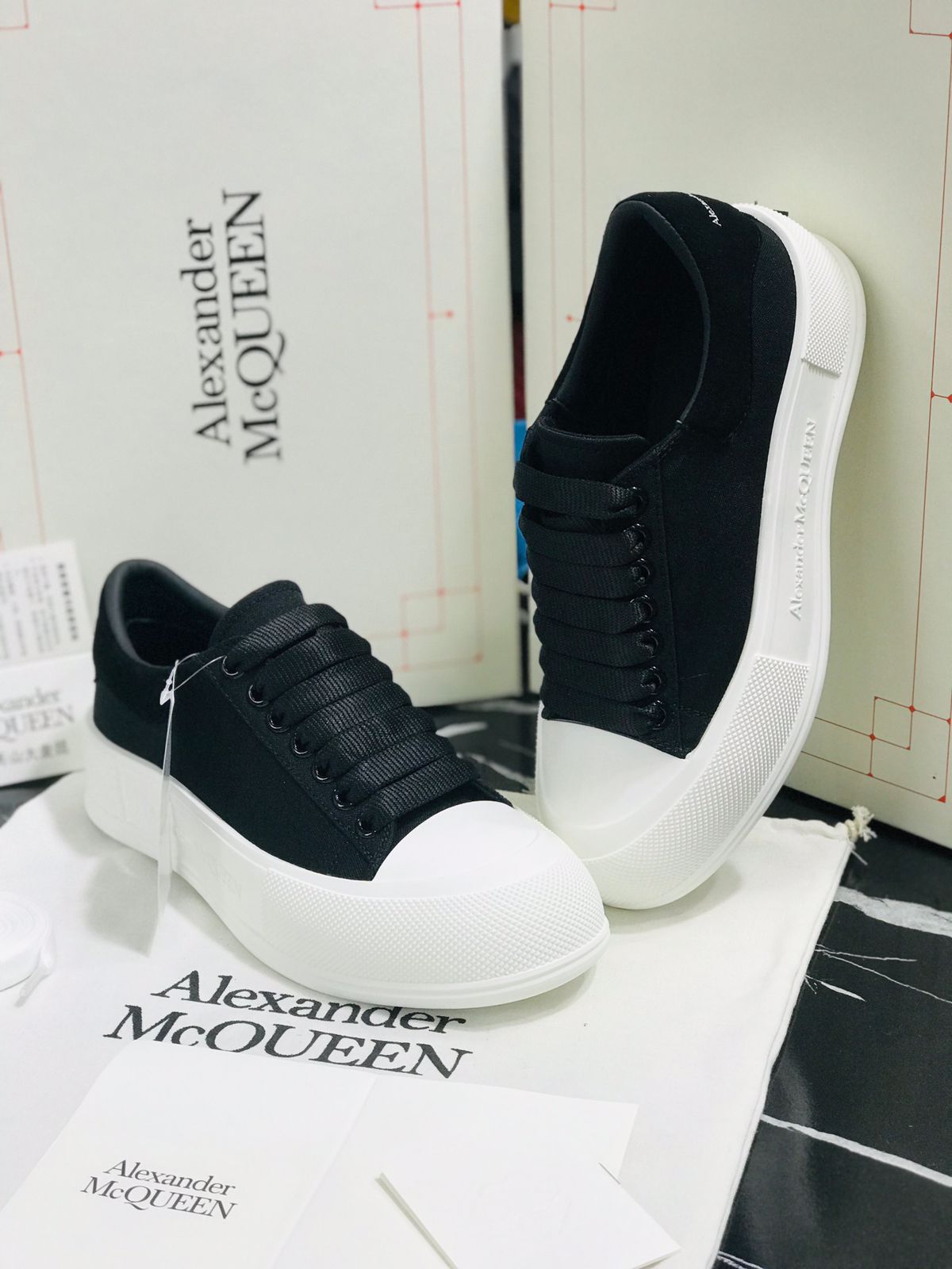 Tenis Alexander Mc Queen blancos con negro