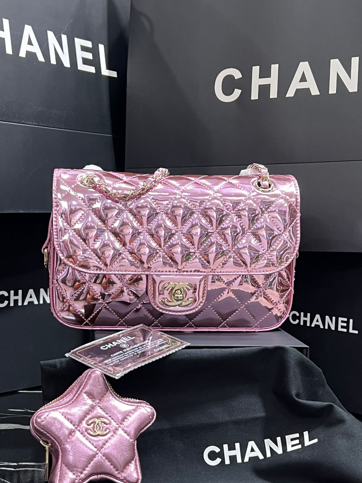 Chanel Edición Especial con Accesorio de Estrella Rosa Metálico Charol Piel