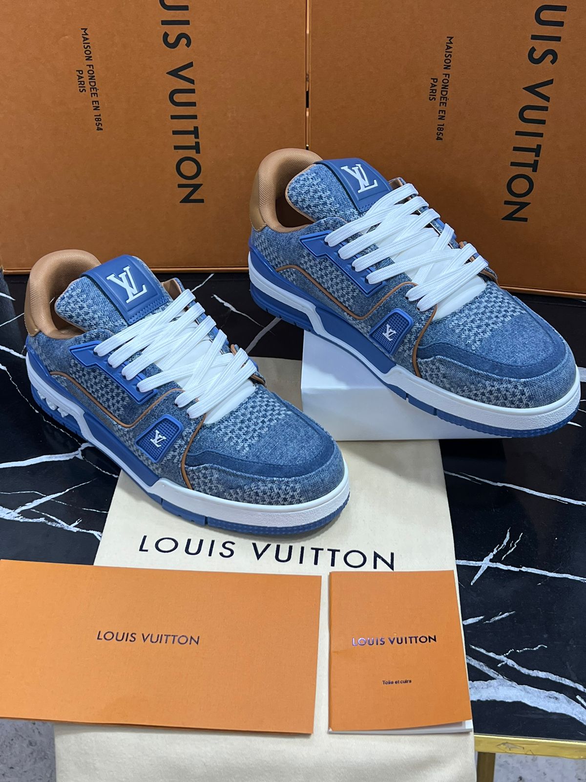 Louis Vuitton Tenis color gris con azul