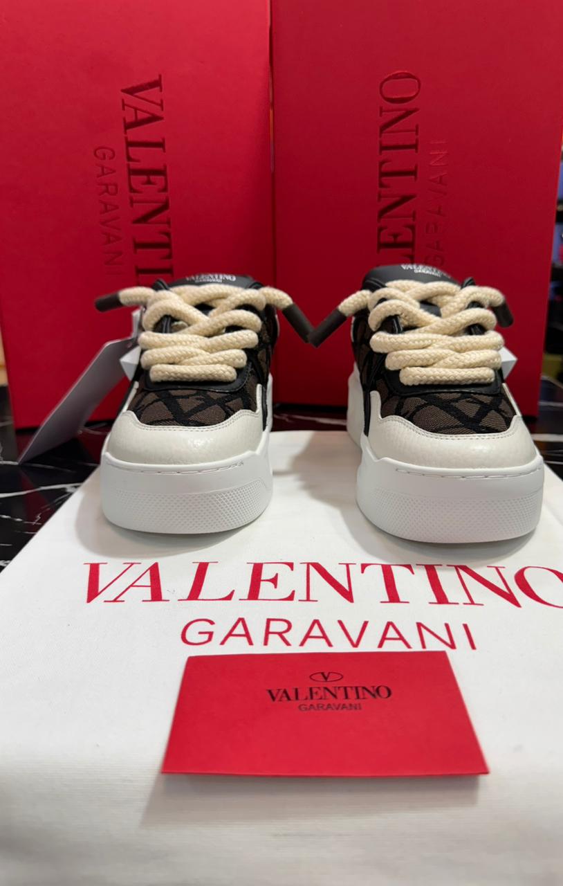 Valentino zapatos blancos con negros y café