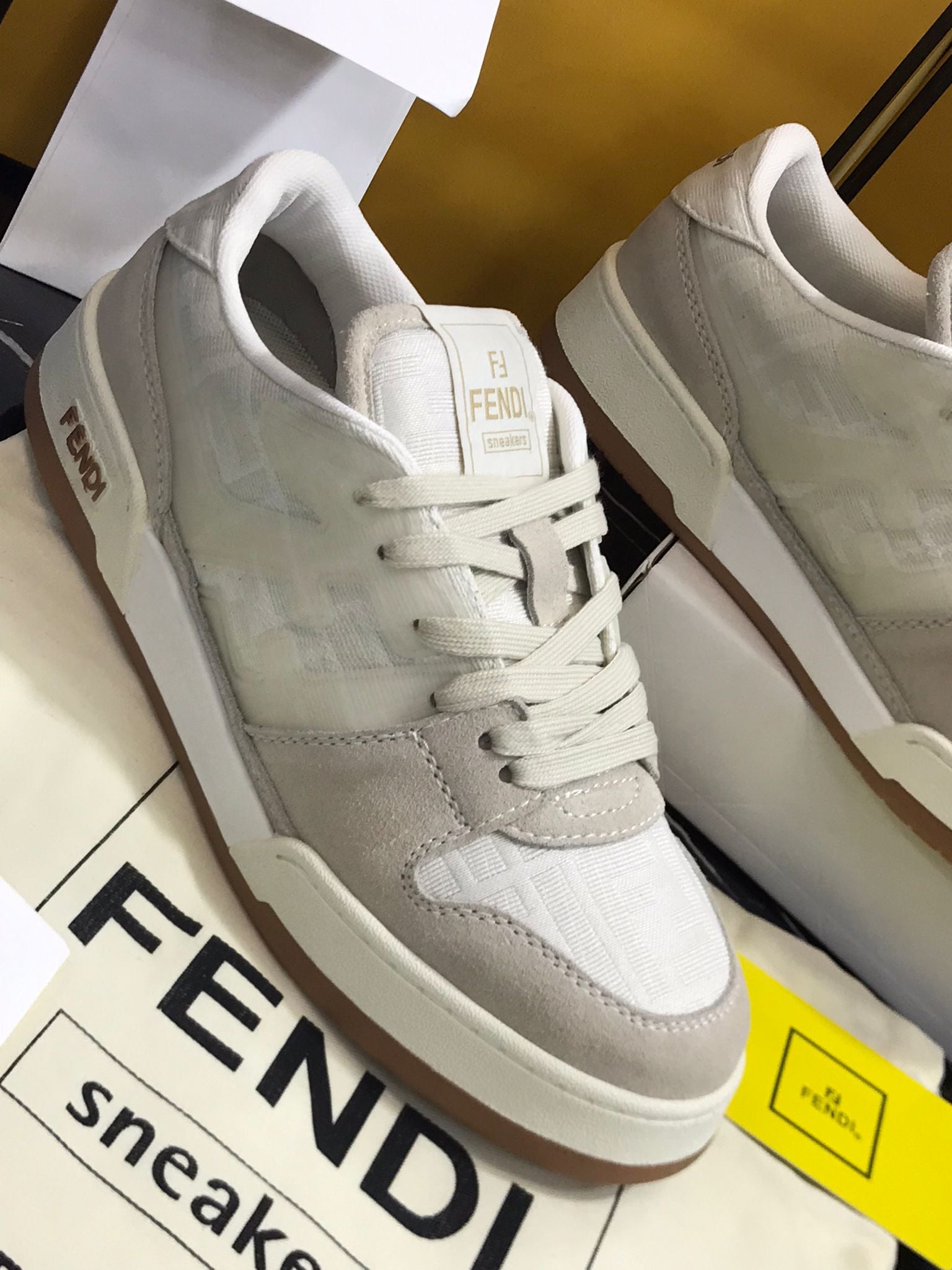 Fendi tenis blanco con cafe