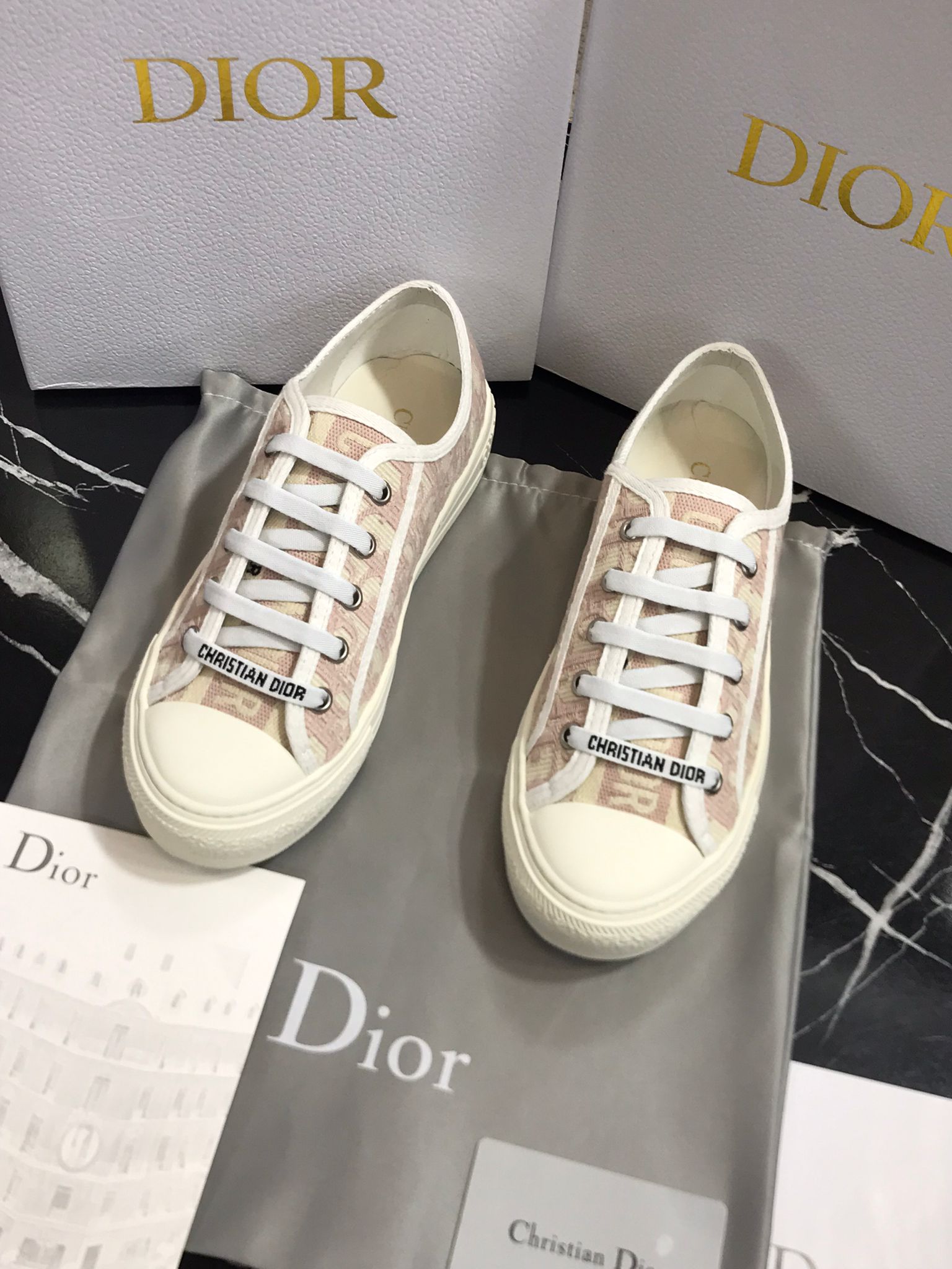 Dior tenis blancos con crema