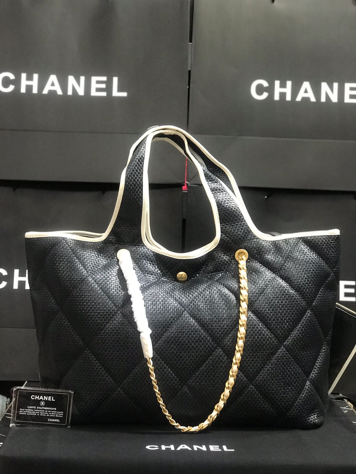 Chanel Negro Bordada Edición Especial