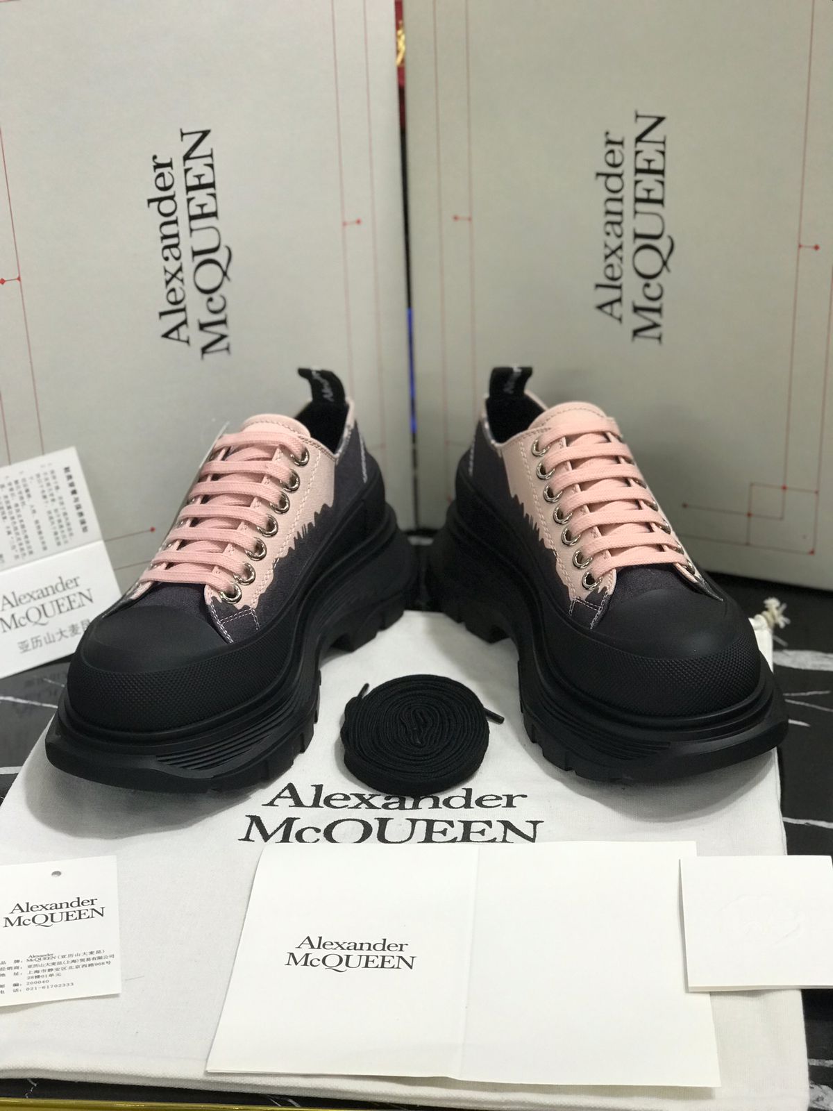 Alexander McQueen Negros con Agujetas Rosas