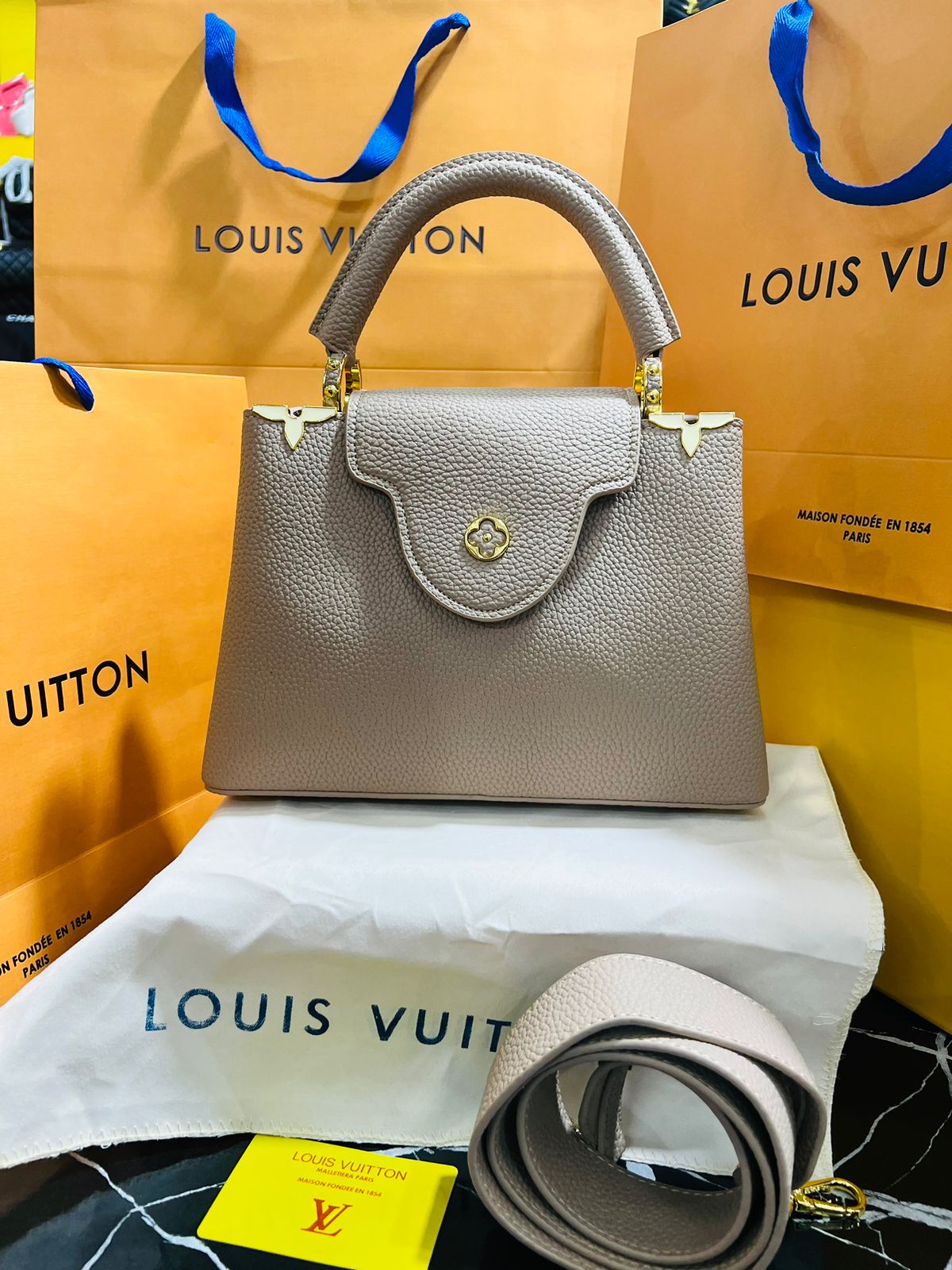 Louis Vuitton Capucine Beige Piel