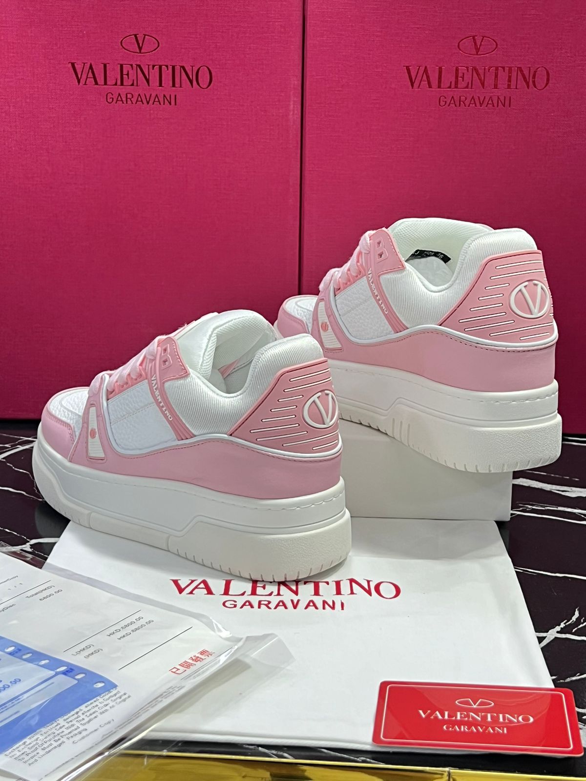 Valentino Tenis blanco con rosa