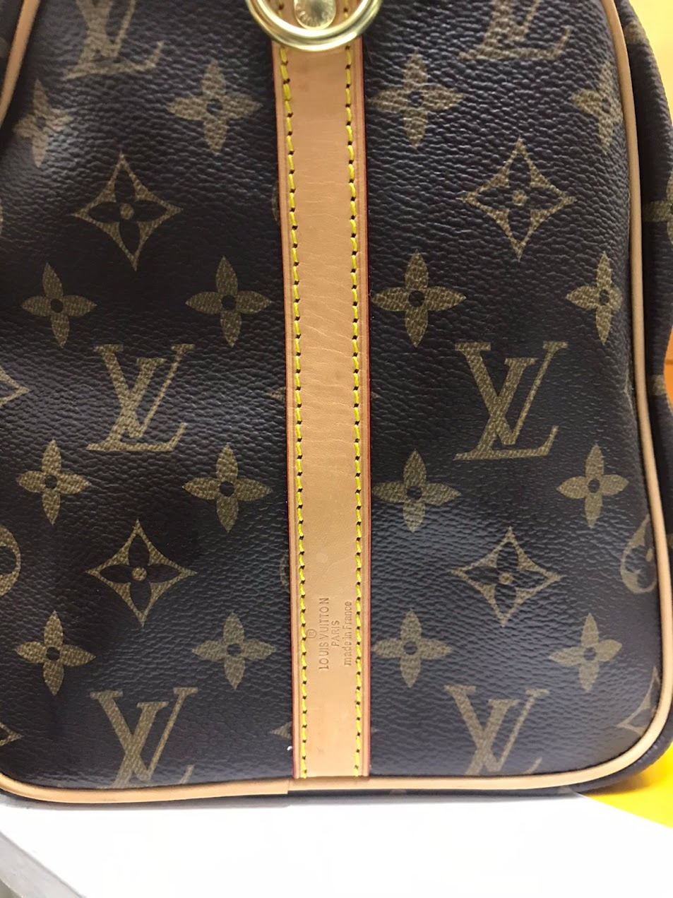 Louis Vuitton Cafe Bordados en Costado Piel