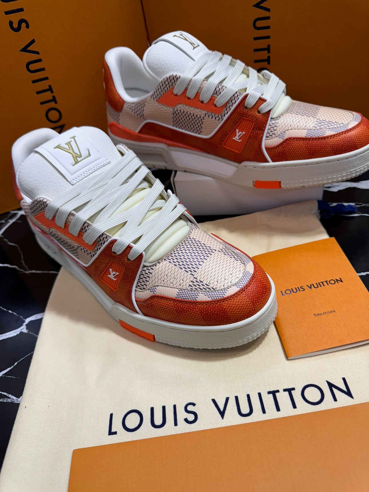 Louis Vuitton tenis blanco con naranja Caballero