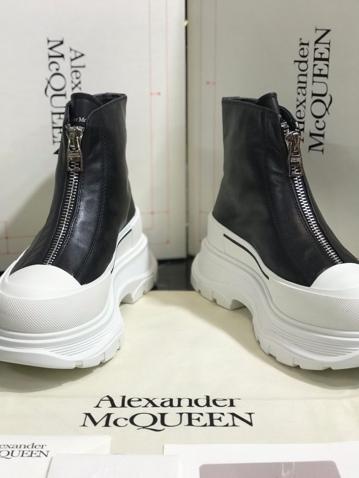 Alexander Mc Queen botin blanco con negro