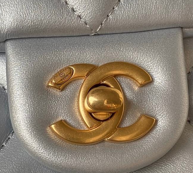 Chanel Edición Especial Brillante Plateada Piel