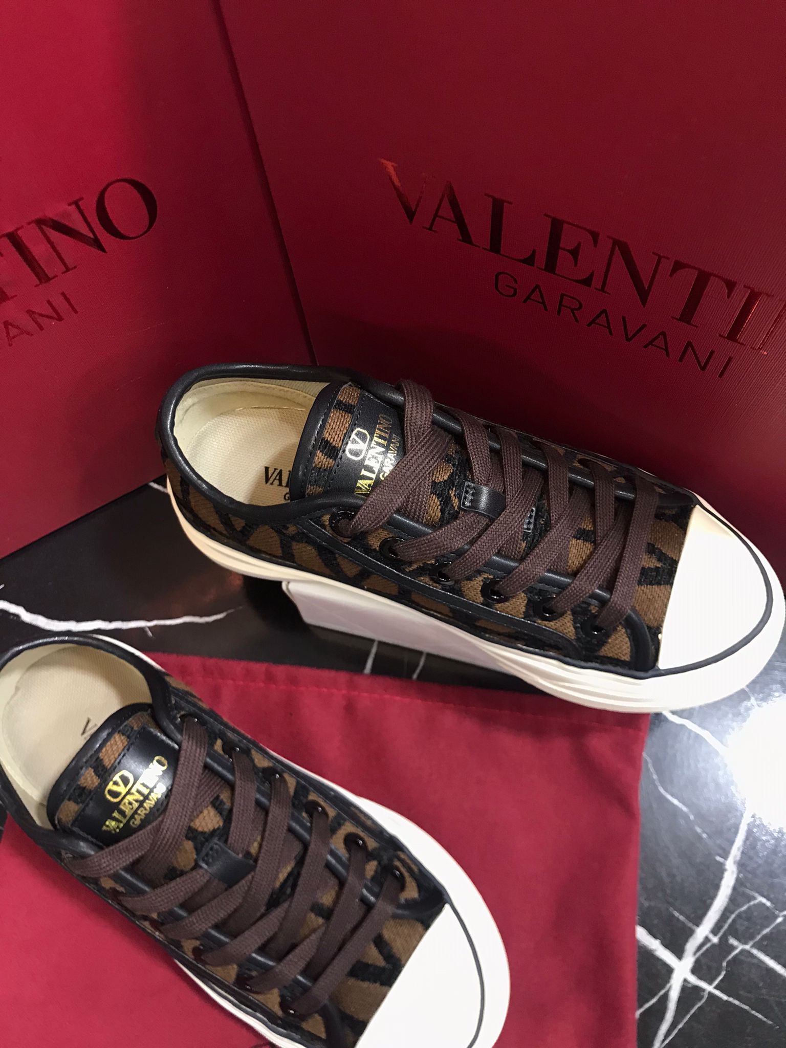 Valentino cafes oscuros