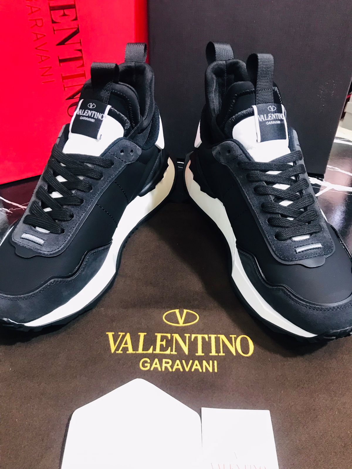 Valentino tenis negro con blanco Caballero