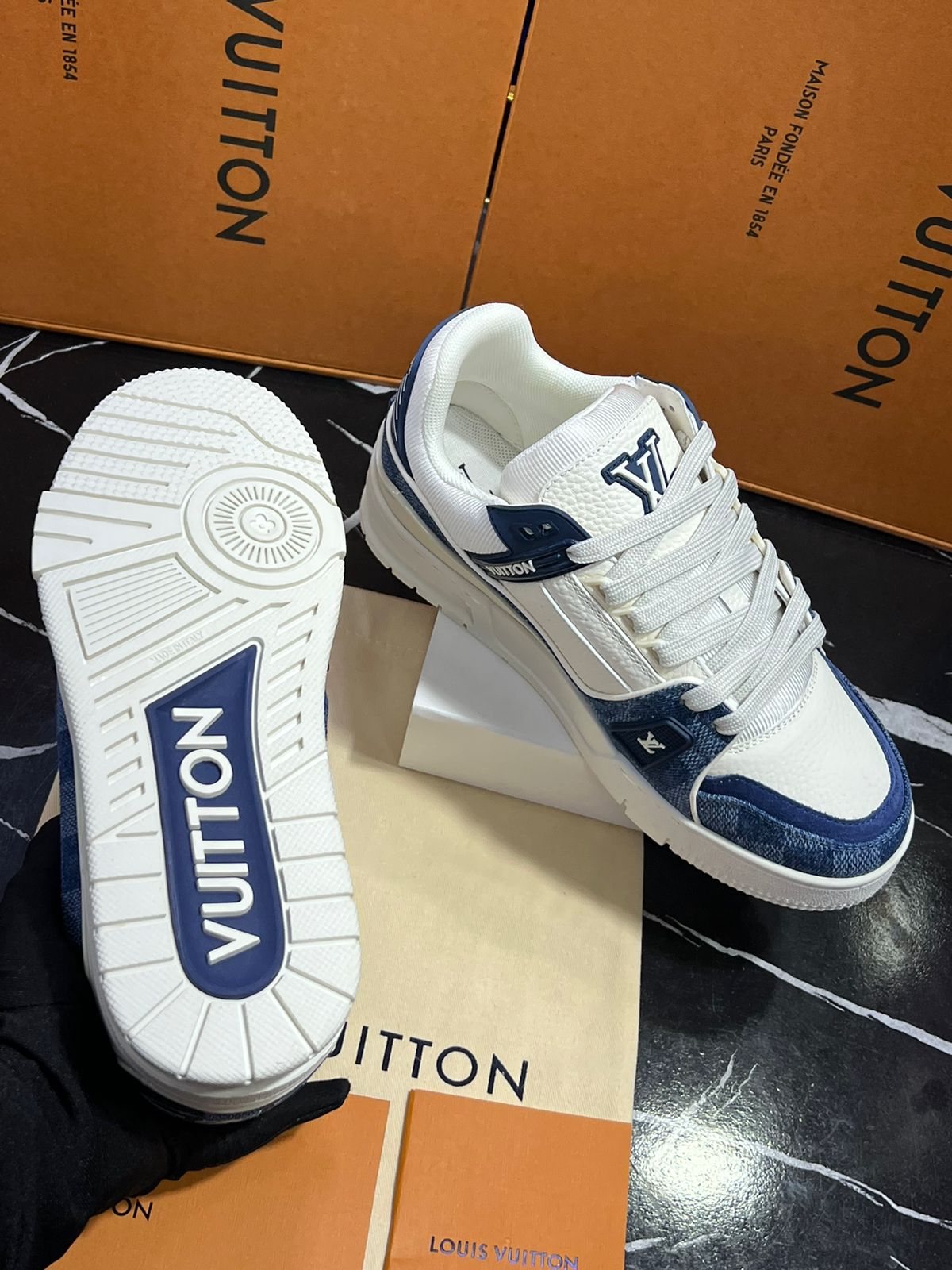 Louis Vuitton Tenis blancos con azul