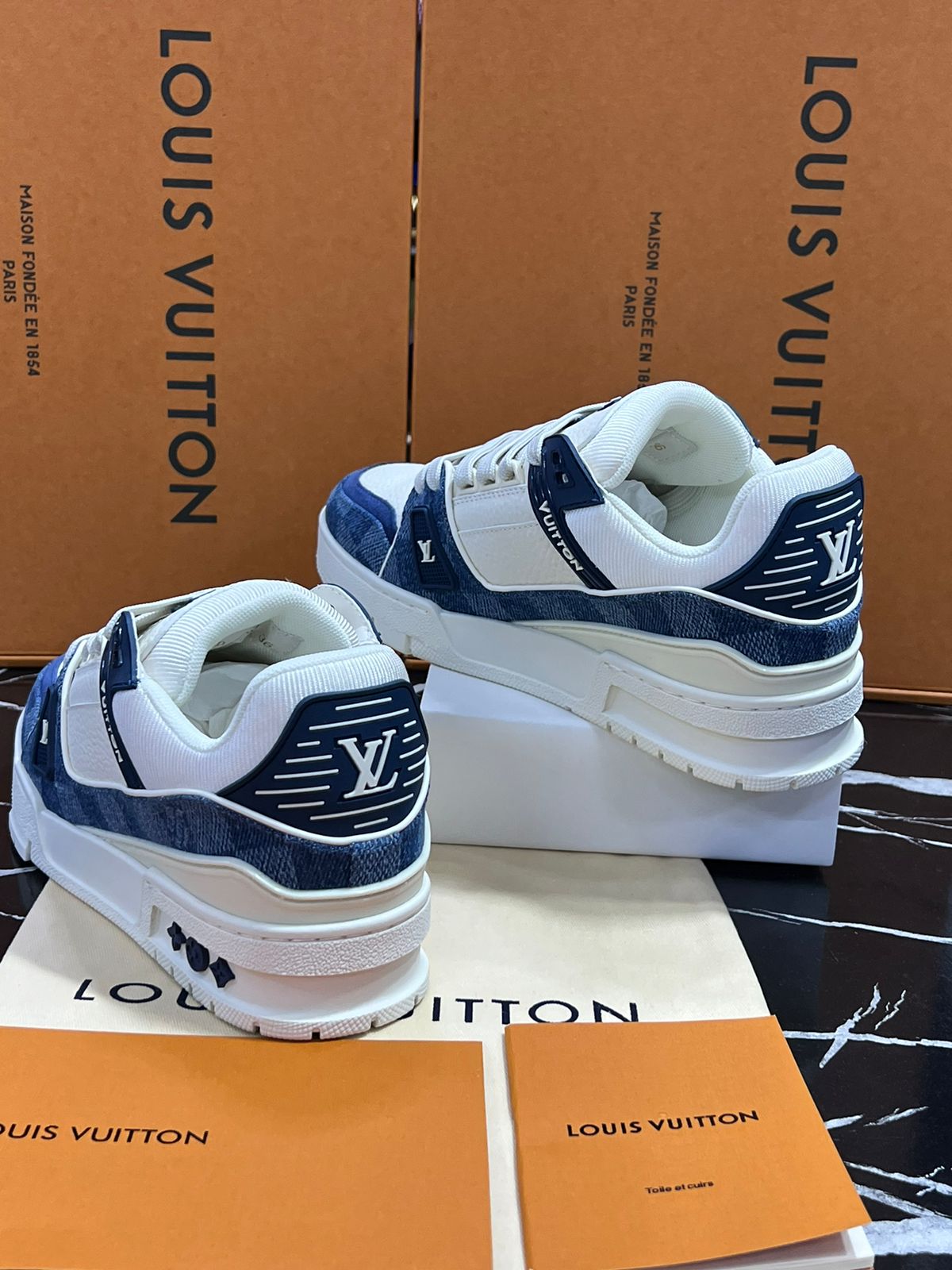 Louis Vuitton Tenis blancos con azul