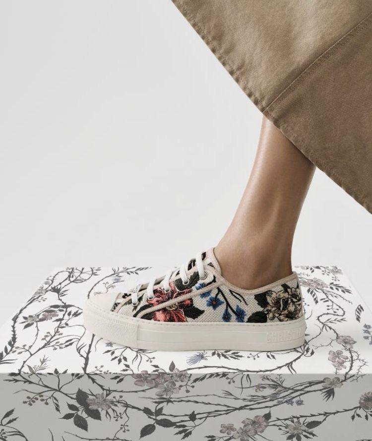 Christian Dior Tenis con texturas de flores