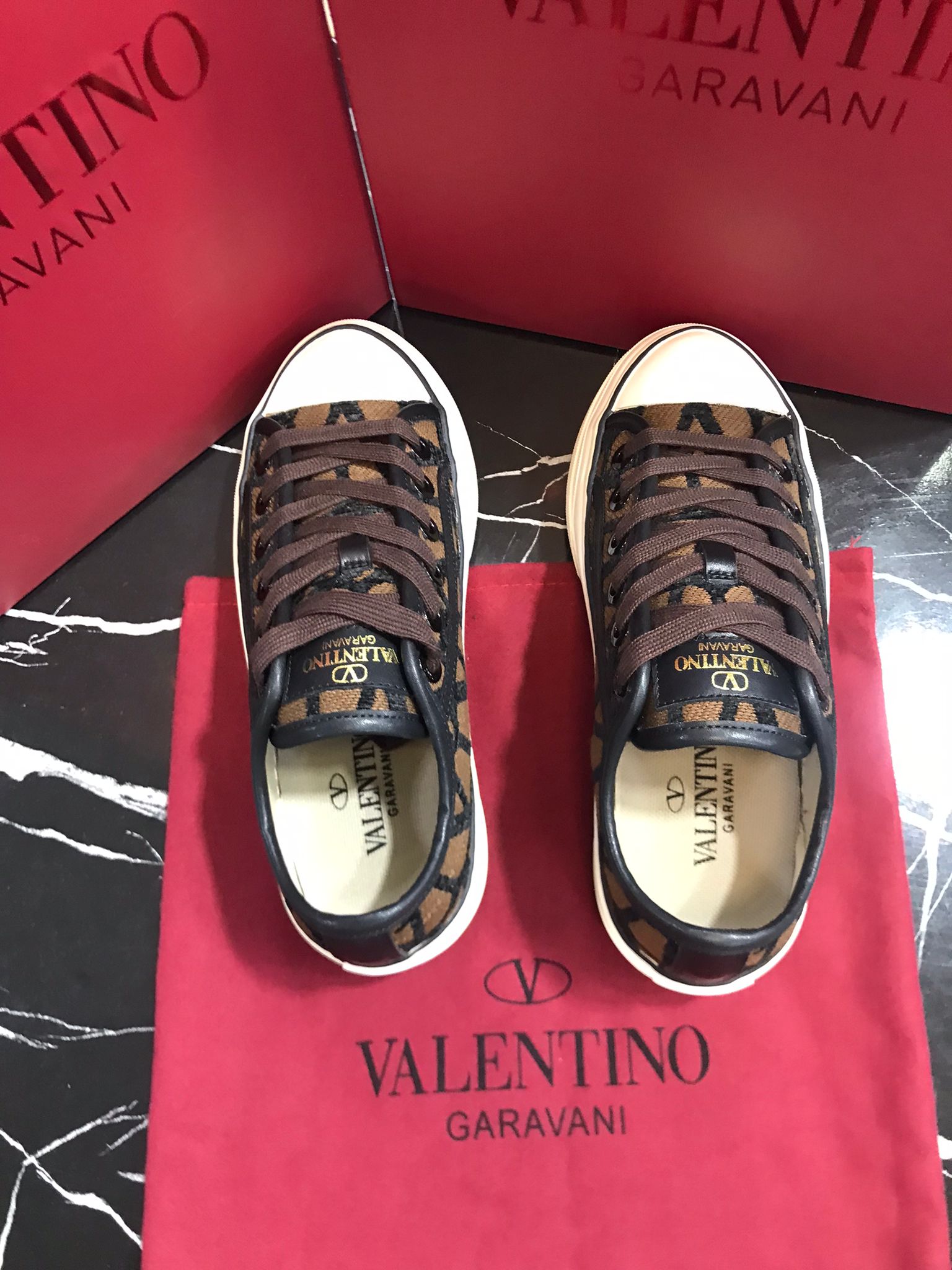 Valentino cafes oscuros