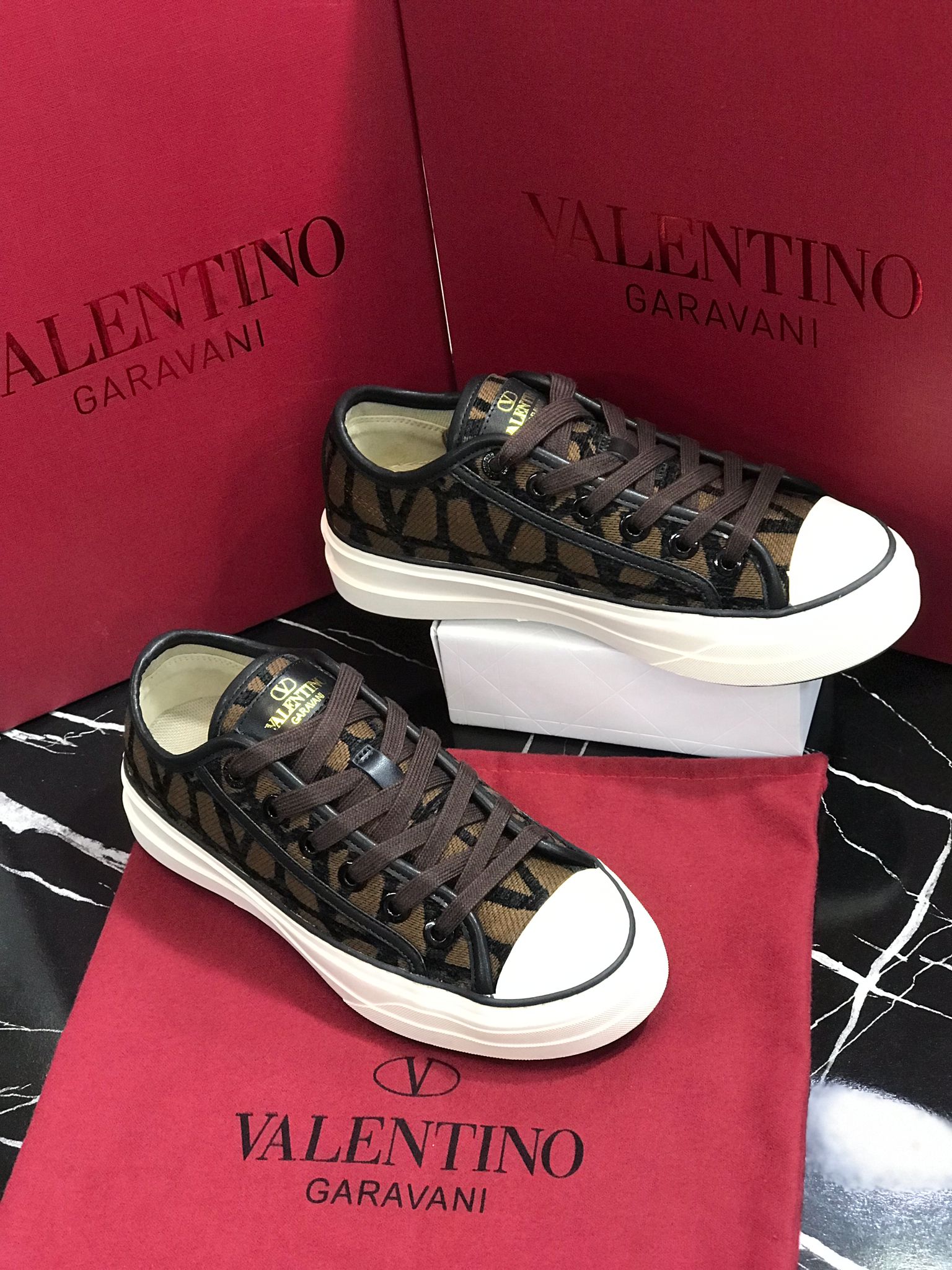 Valentino cafes oscuros