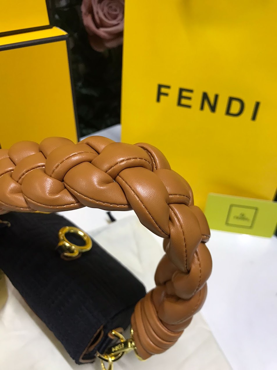 Fendi Negro Mostaza Piel Pequeña.