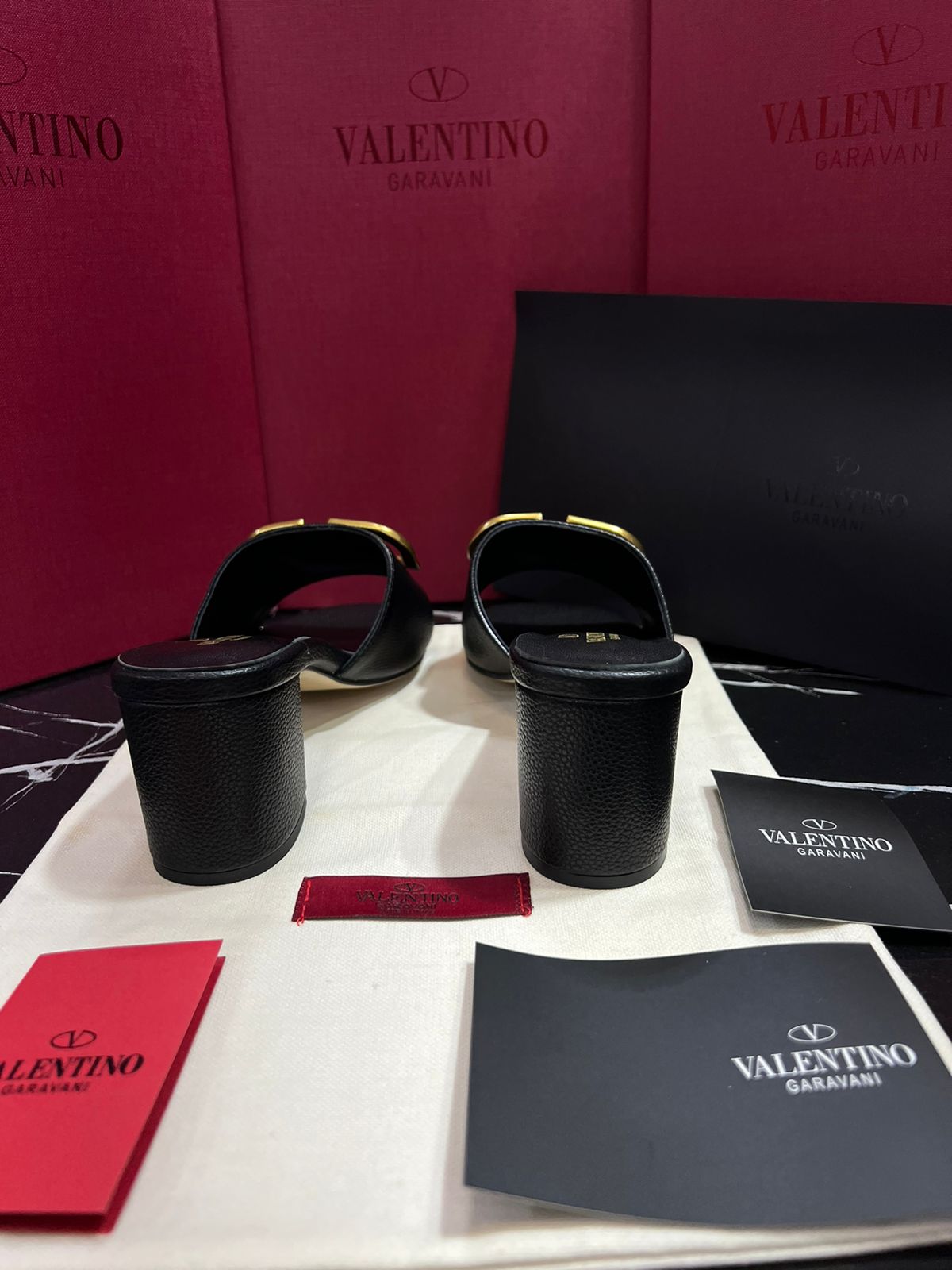 Valentino Sandalia tacon bajo color negro con dorado