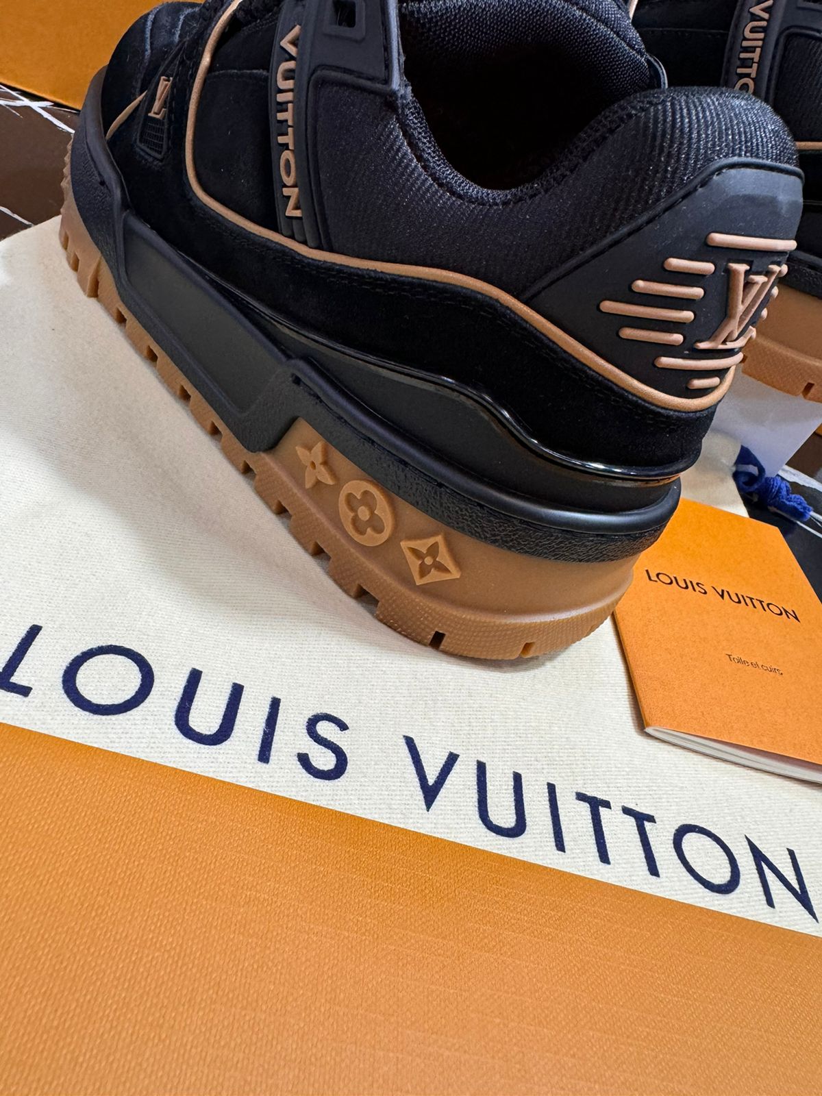 Louis Vuitton tenis negros con café