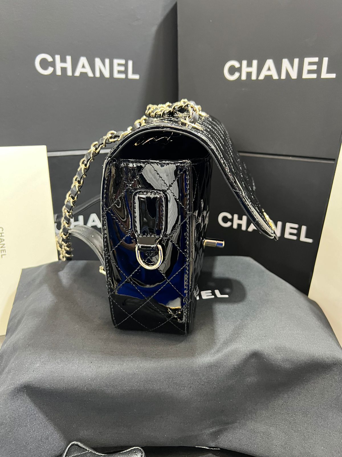 Chanel Negro Edición Especial con Accesorio de Estrella Charol y Piel