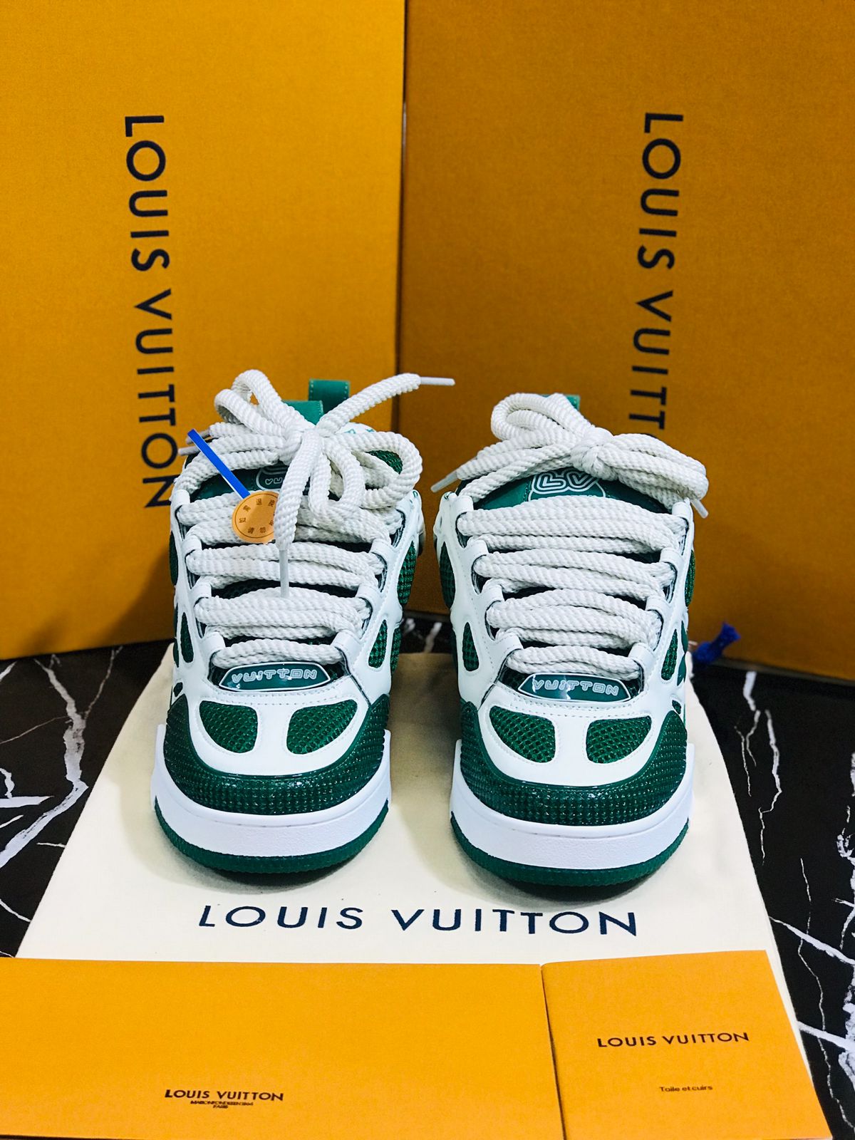 Louis Vuitton Tenis blancos con verde Caballero