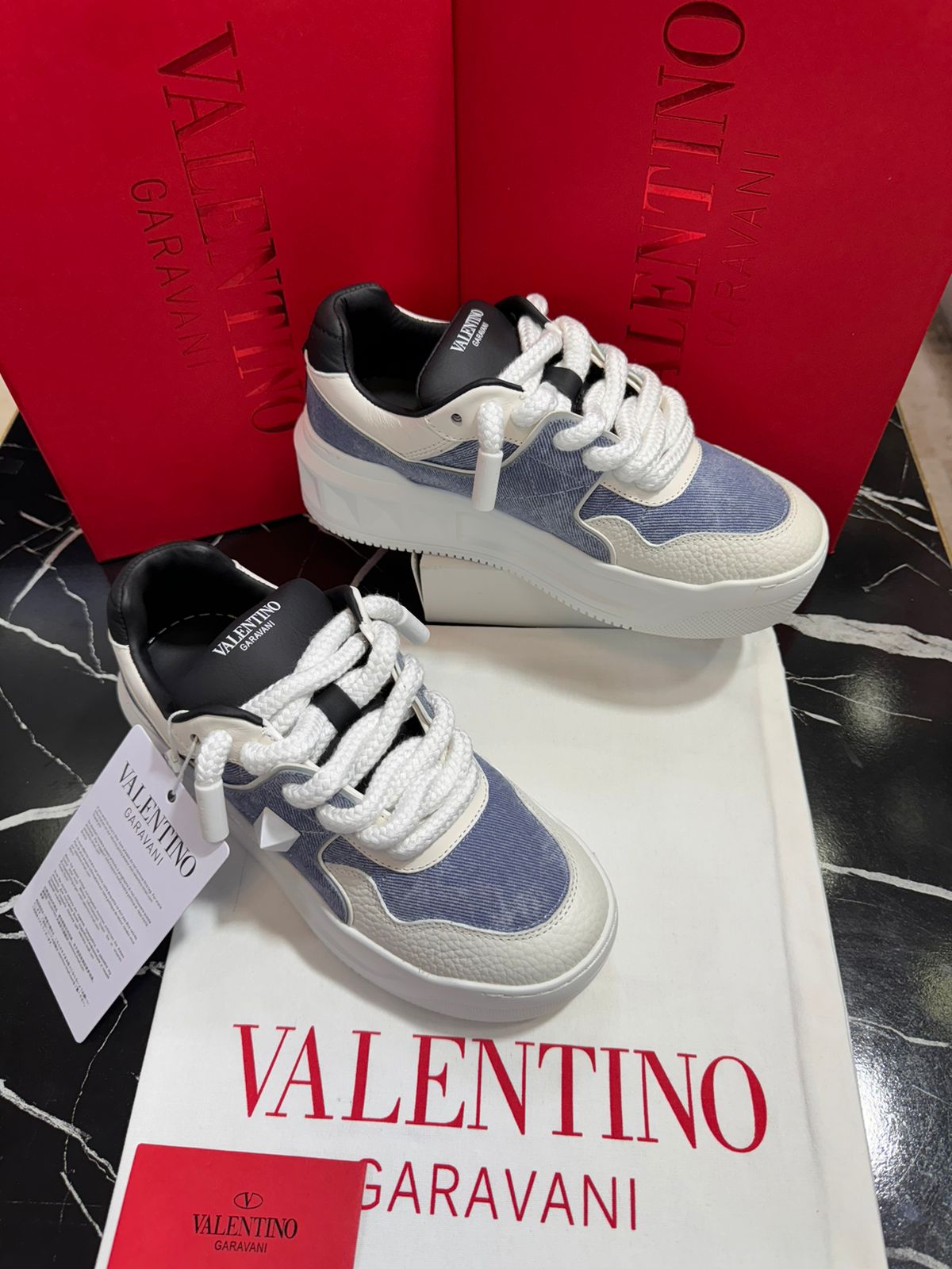 valentino zapatos blacos con gris