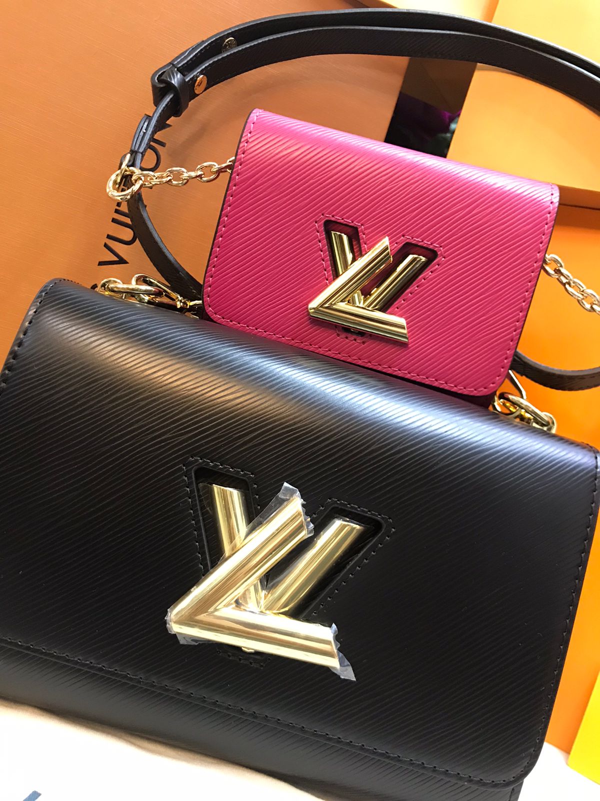 Louis Vuitton Negra con Monedero Rosa Piel