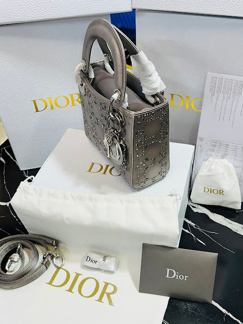 Christian Dior Plateada con Cristales Tela