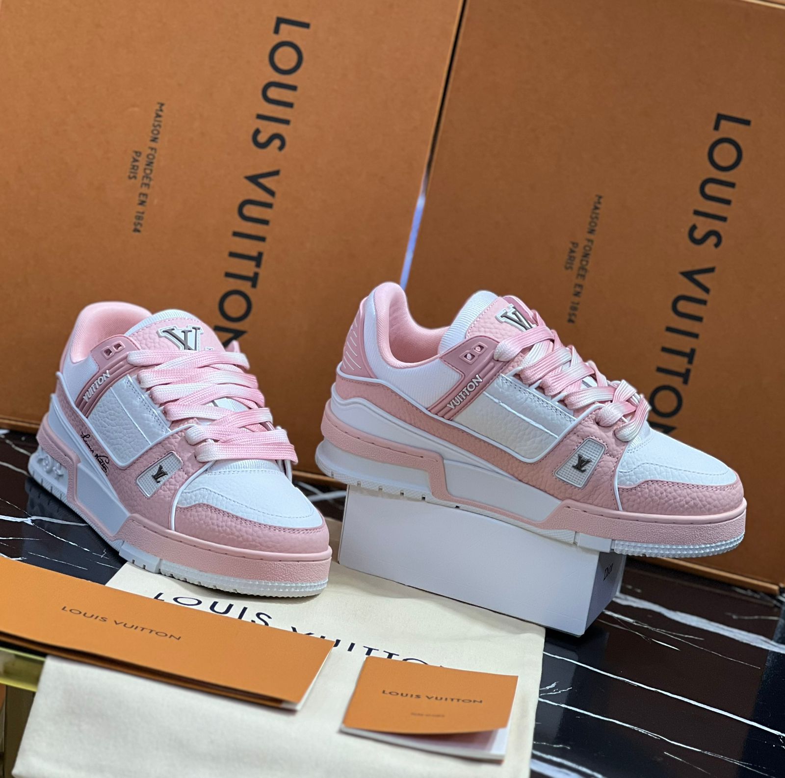 Louis Vuitton Tenis blancos con rosa