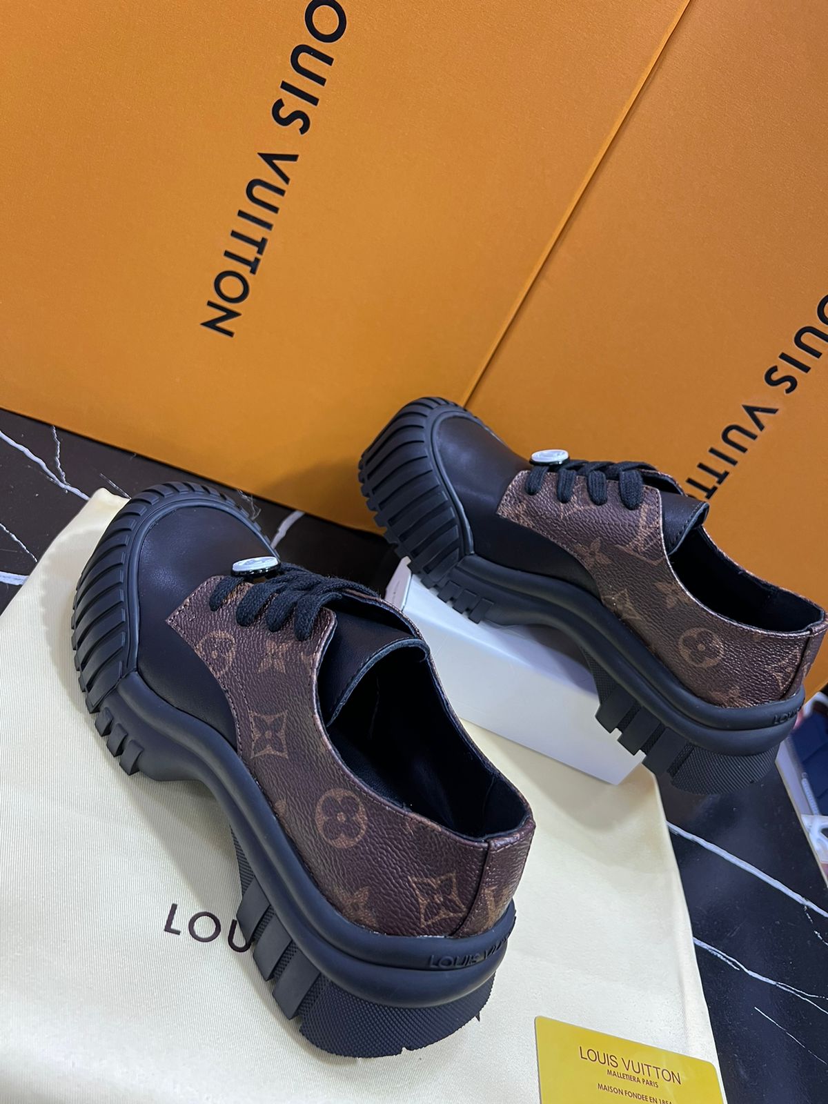 Louis Vuitton Zapato Tenis negros con café