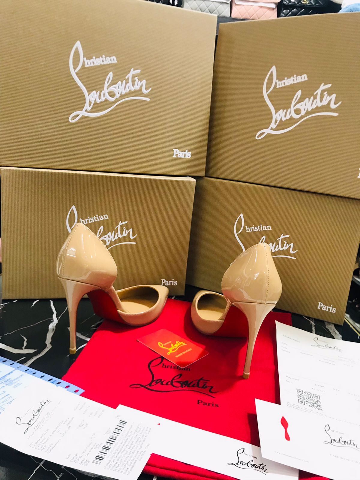 Louboutin Tacones color crema