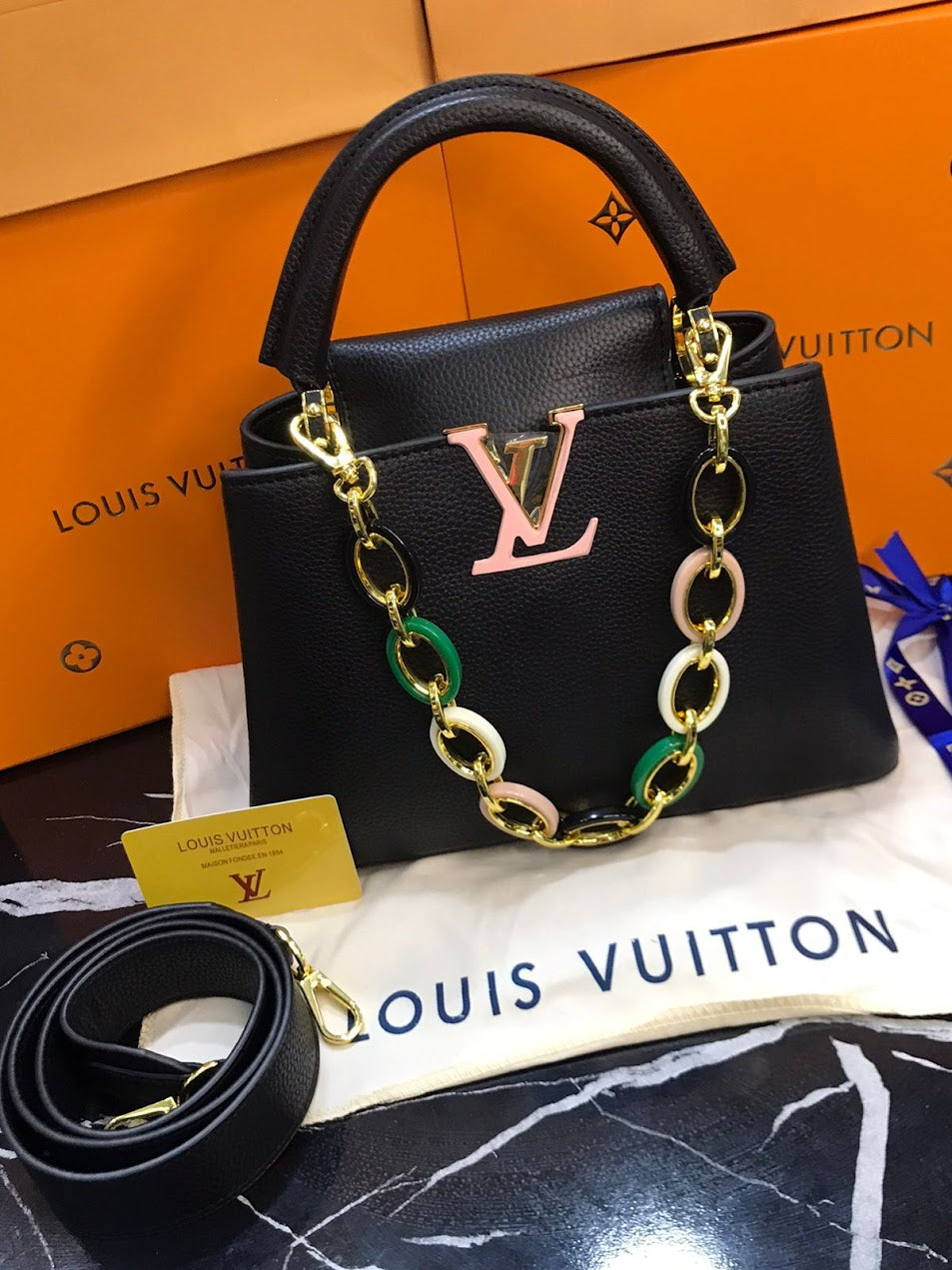 Louis Vuitton Broche  dorado Negra Piel