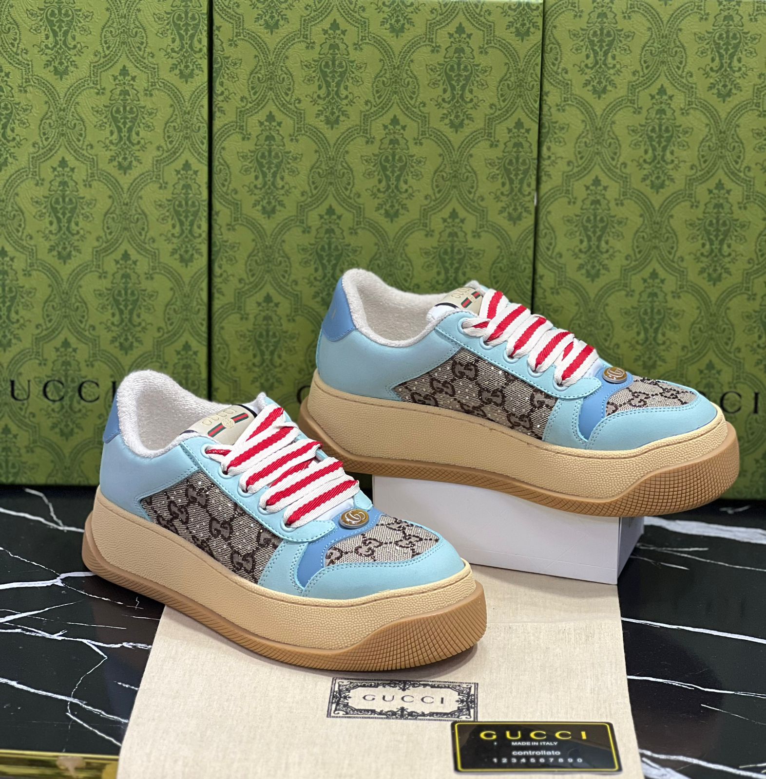 Gucci Tenis Azul con Rojo.