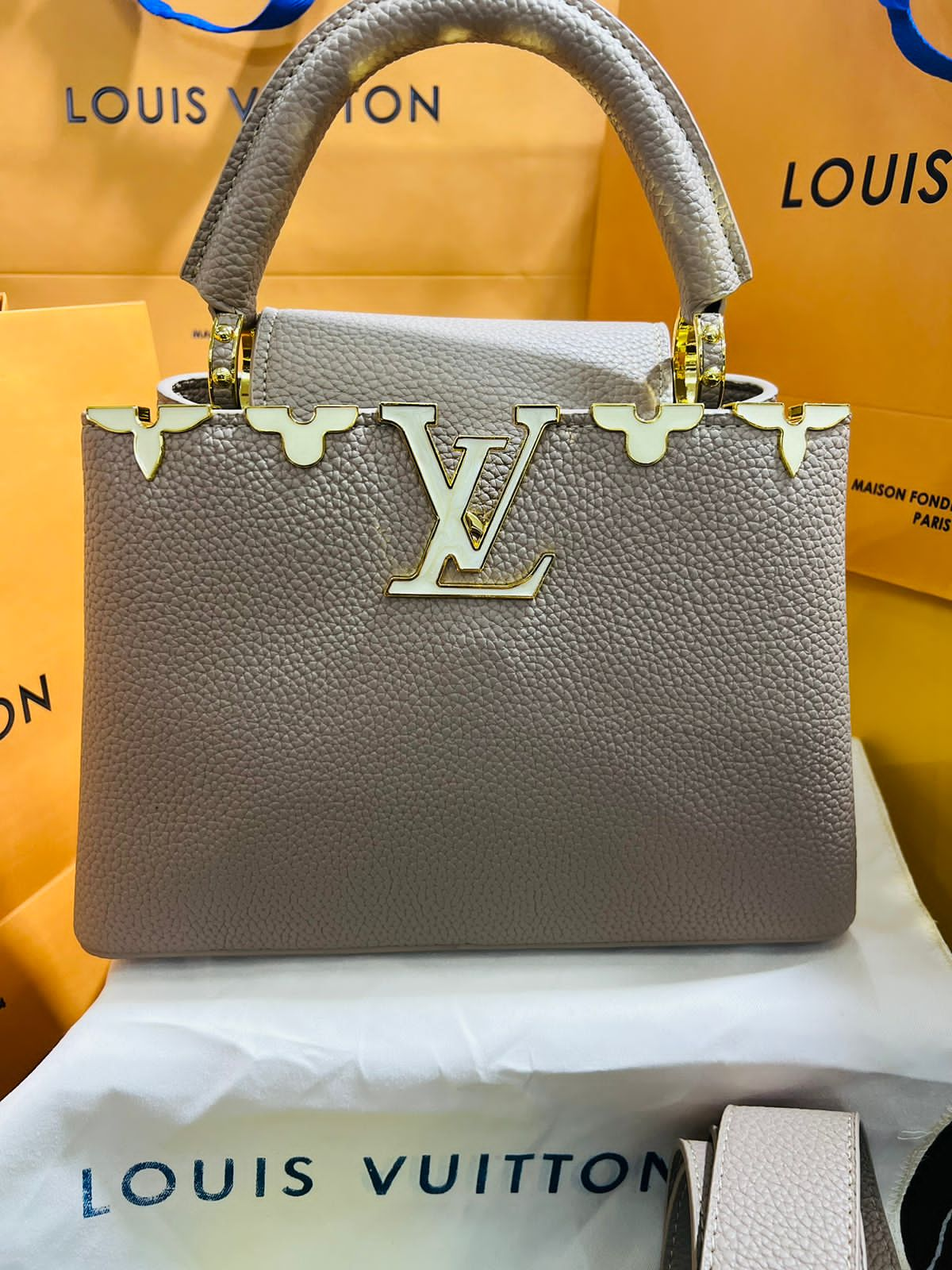 Louis Vuitton Capucine Beige Piel