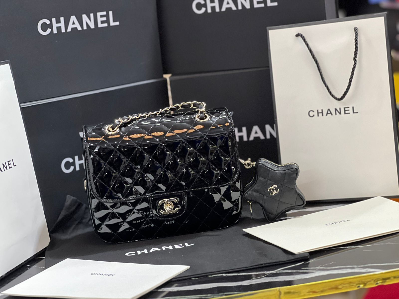 Chanel Negro Edición Especial con Accesorio de Estrella Charol y Piel