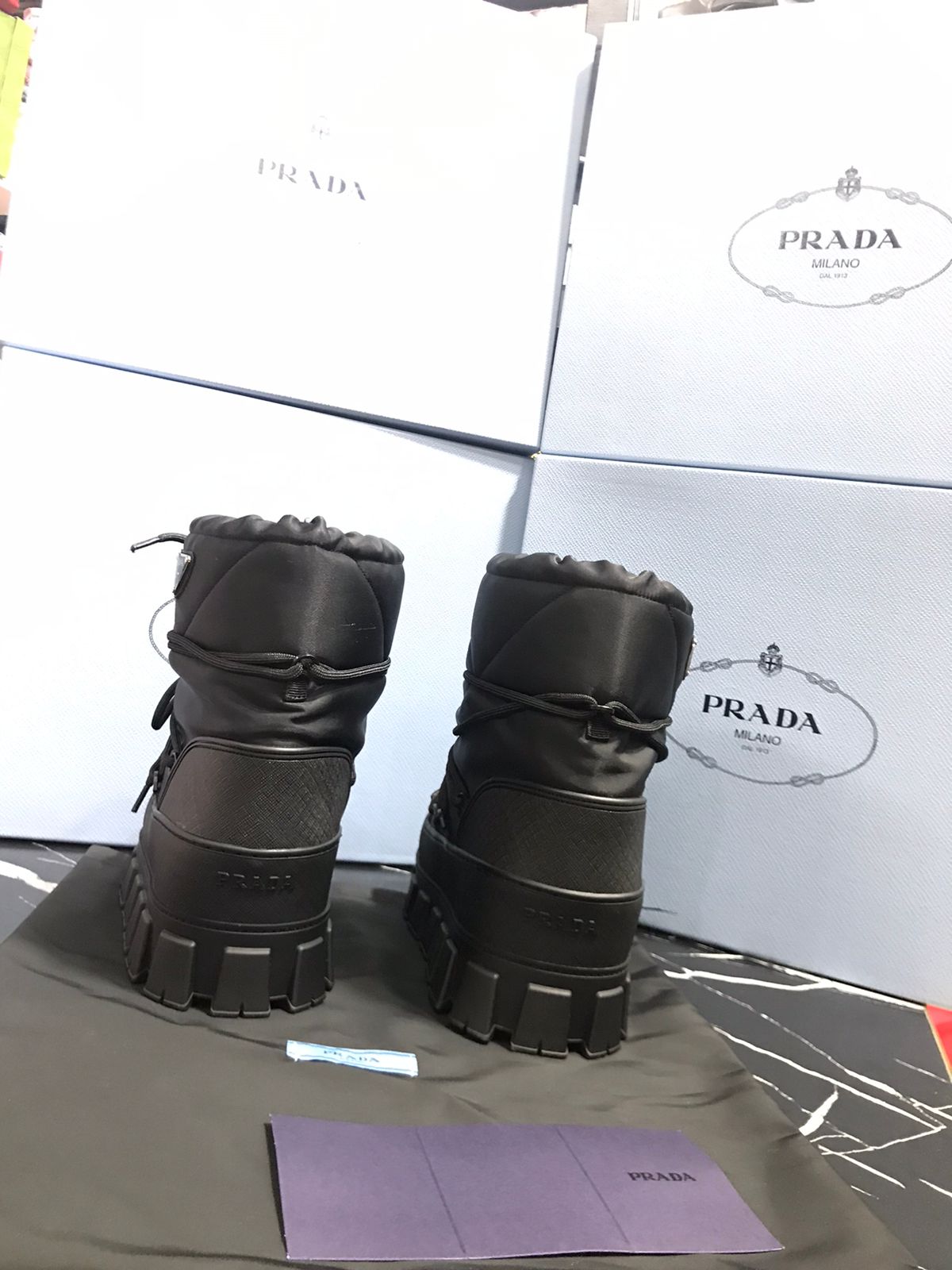 prada color negro de hule