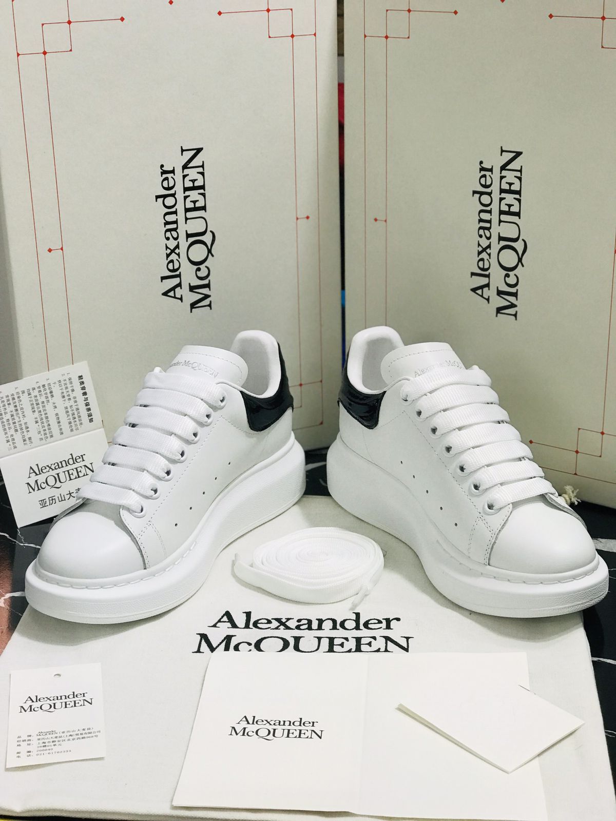 Tenis Alexander Mc Queen blancos con talon negro