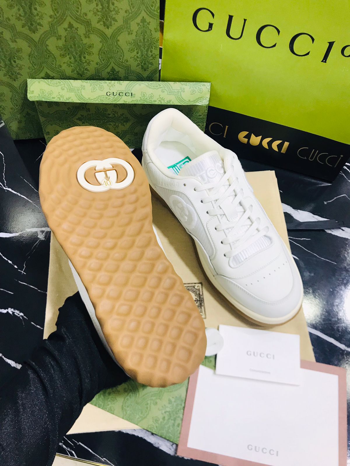 Gucci Tenis color crema Caballero