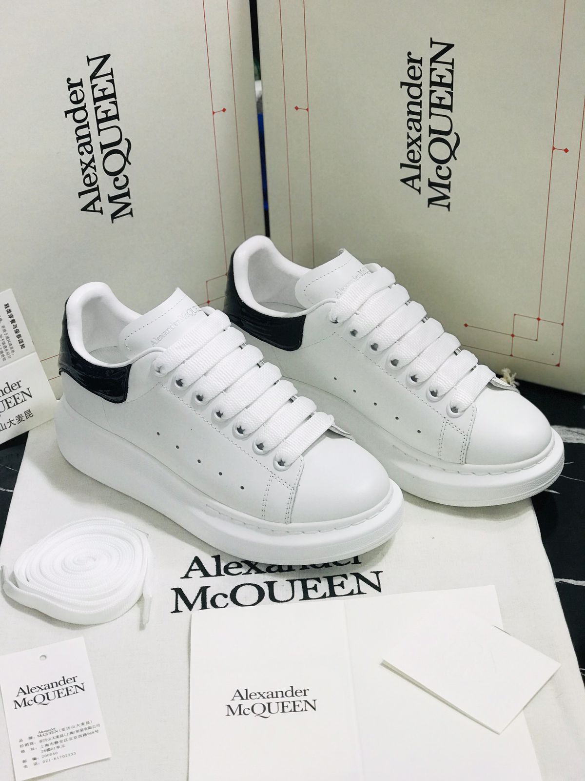 Tenis Alexander Mc Queen blancos con talon negro