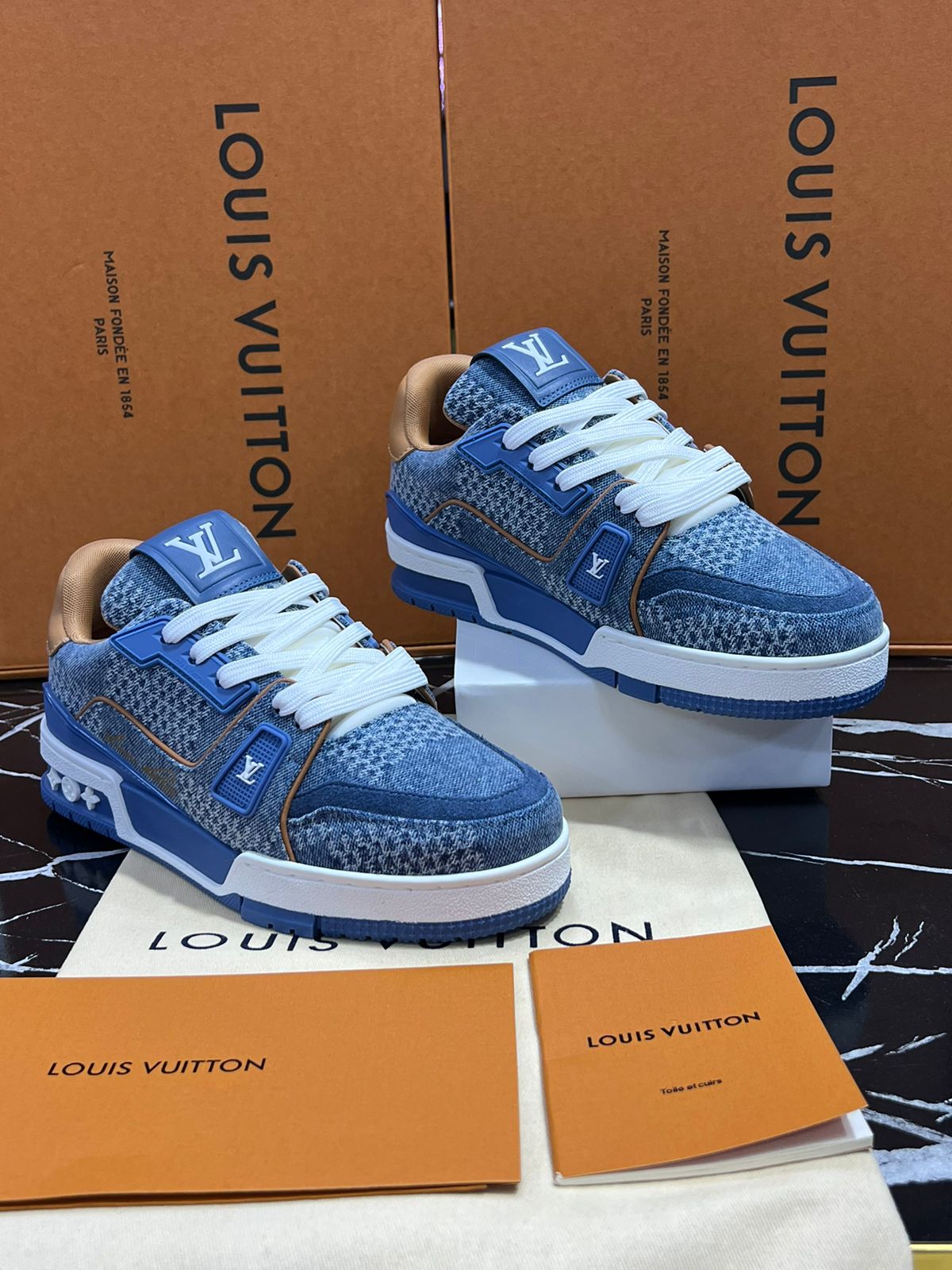 Louis Vuitton tenis color azul Caballero