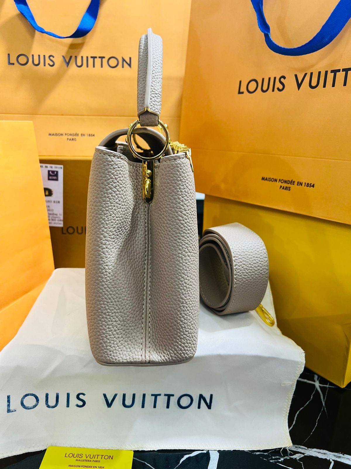 Louis Vuitton Capucine Beige Piel